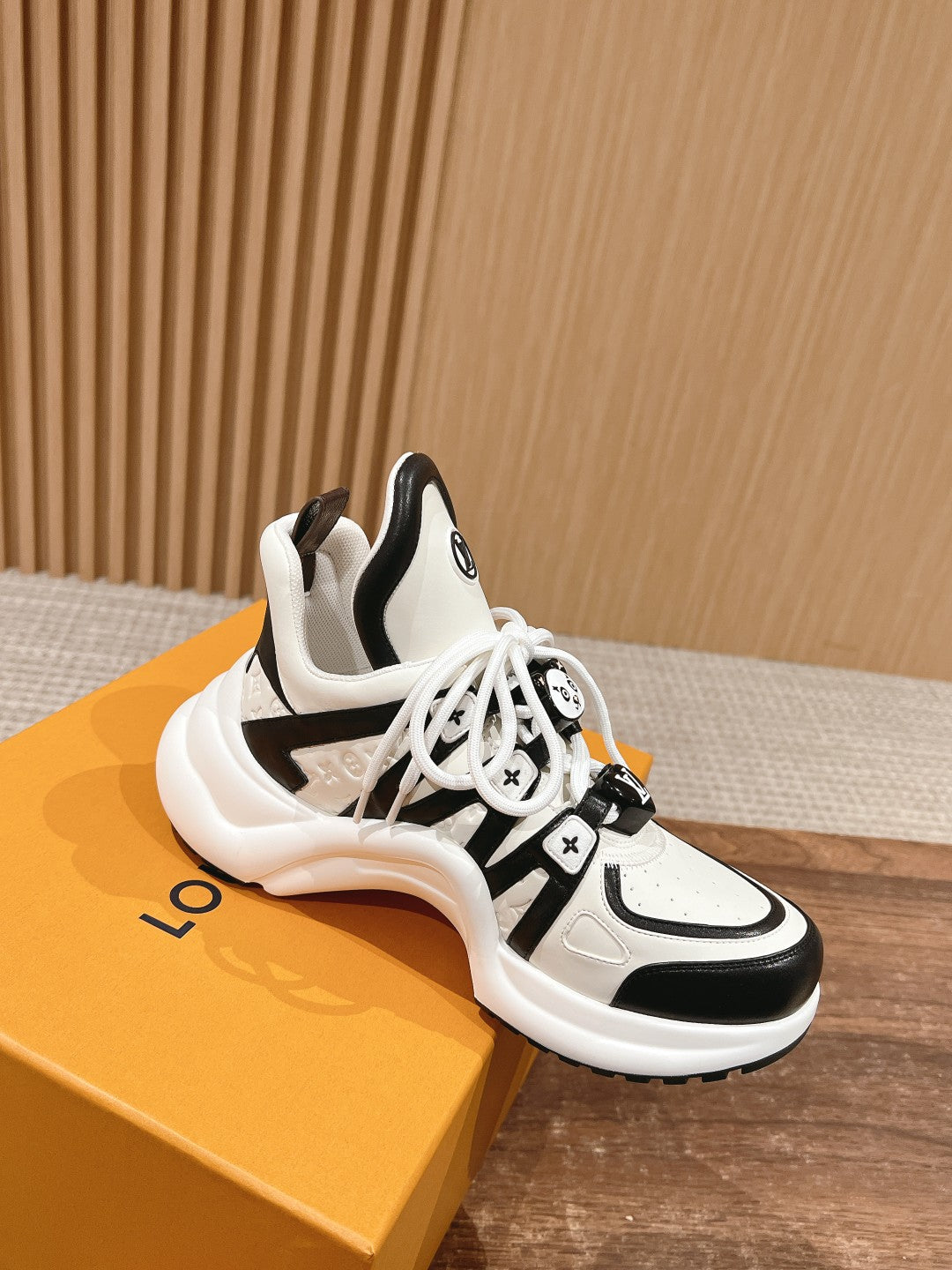 LV ARCHLIGHT SNEAKER IN WHITE MIX BLACK EMBOSSED CALFSKIN 101058、mysite、Cacoeks