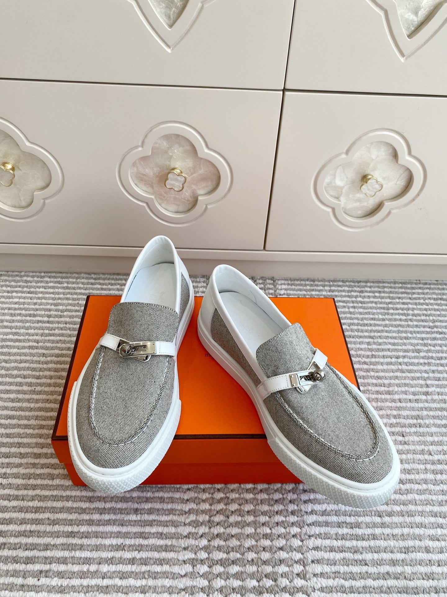 HM 25S SLIP-ON IN LIGHT GREY CANVAS WITH SILVER HARDWARE、mysite、Cacoeks