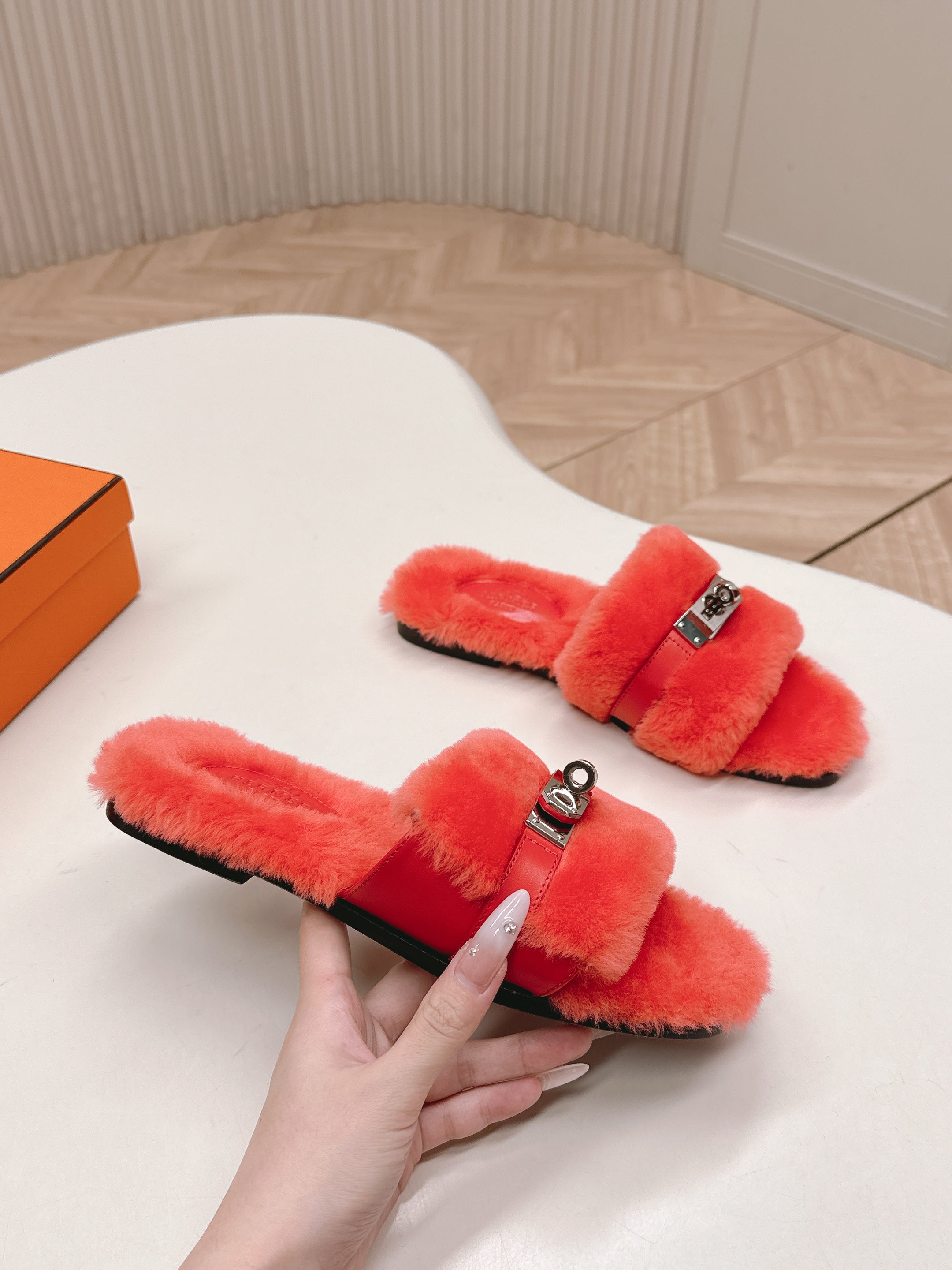 HM 25S ORAN SANDAL IN RED ORANGE SHEARLING WITH SILVER HARDWARE、mysite、Cacoeks