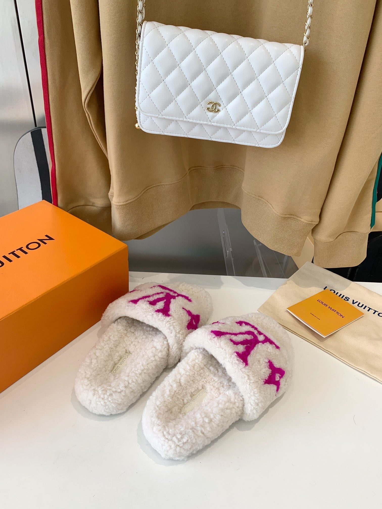 LV WOMEN'S PASEO FLAT SLIPPER IN WHITE FLEECE WITH PINK LOGO、mysite、Cacoeks