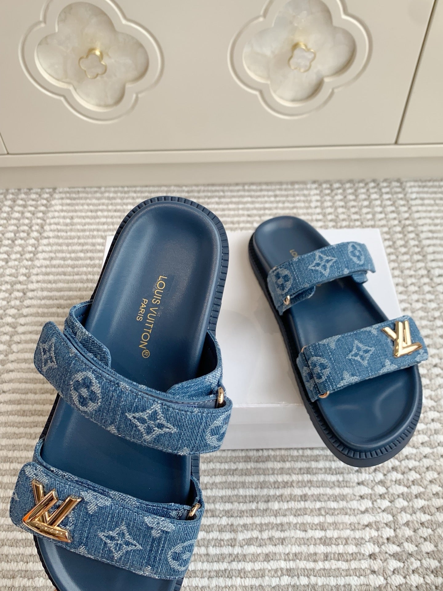 LV TWO-STRAP SANDALS 25S IN BLUE DENIM AND CALFSKIN WITH GOLD HARDWARE、mysite、Cacoeks
