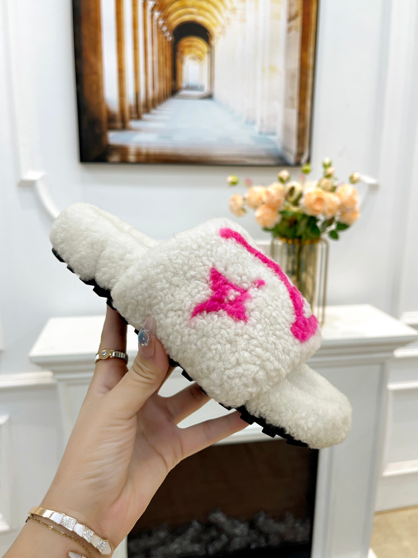 LV FLAT SLIPPER IN WHITE MIX BRIGHT PINK SHEARLING、mysite、Cacoeks