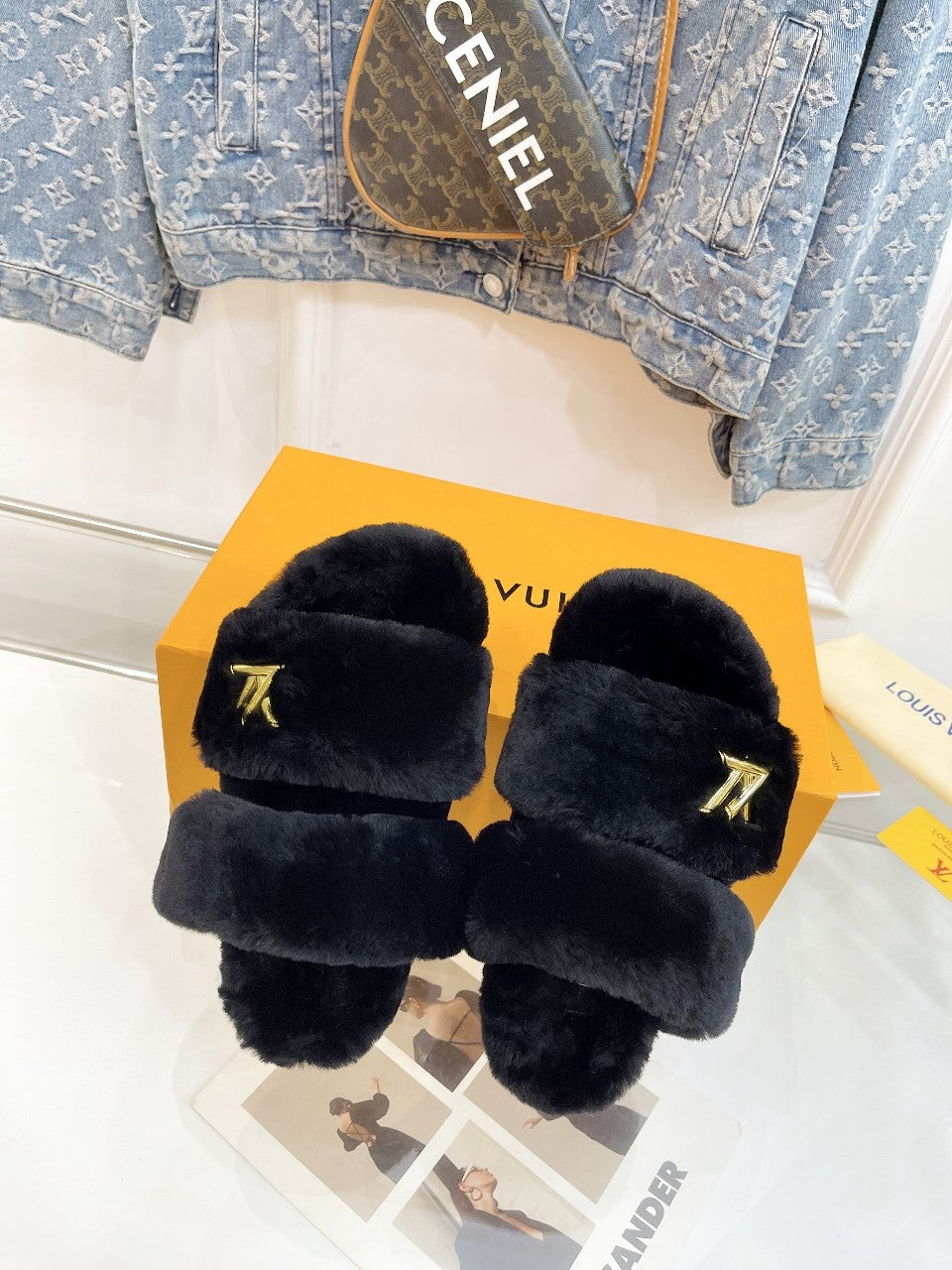 HALF MULE SLIPPERS IN BLACK FLEECE FEATURING METALLIC LOGO、mysite、Cacoeks