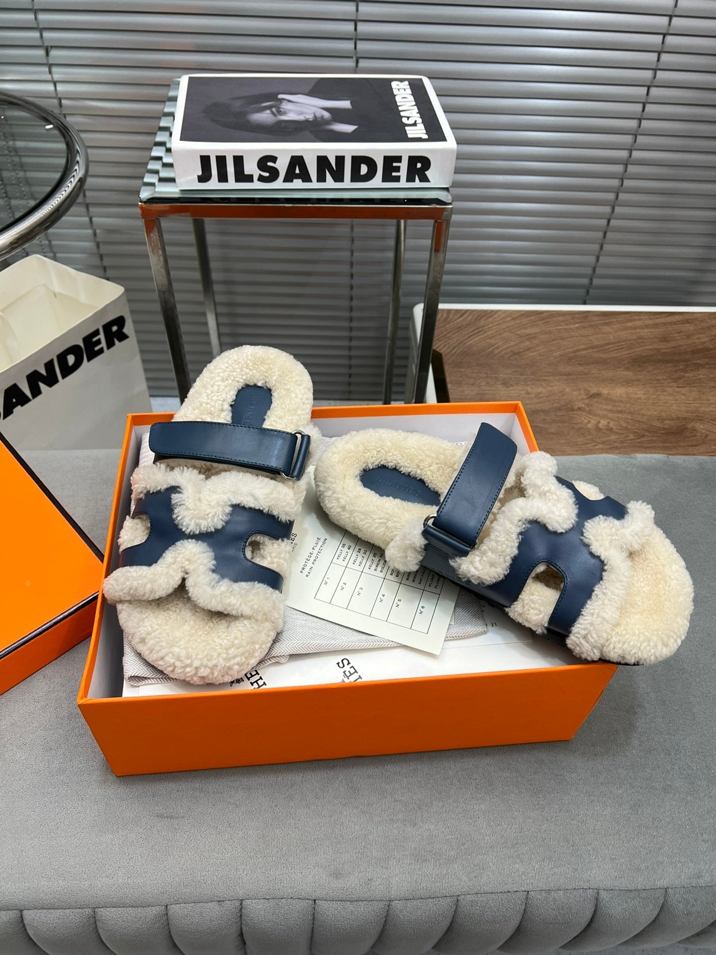 CHYPRE SLIPPERS IN BEIGE LAMB WOOL AND CLASSIC BLUE CALFSKIN、mysite、Cacoeks