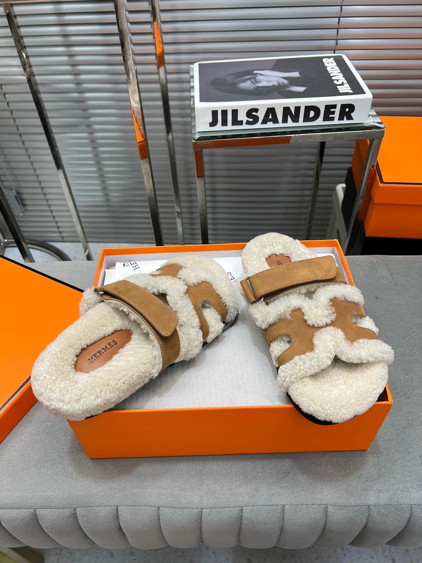 CHYPRE SLIPPERS IN BEIGE LAMB WOOL AND PERU BROWN SUEDE、mysite、Cacoeks