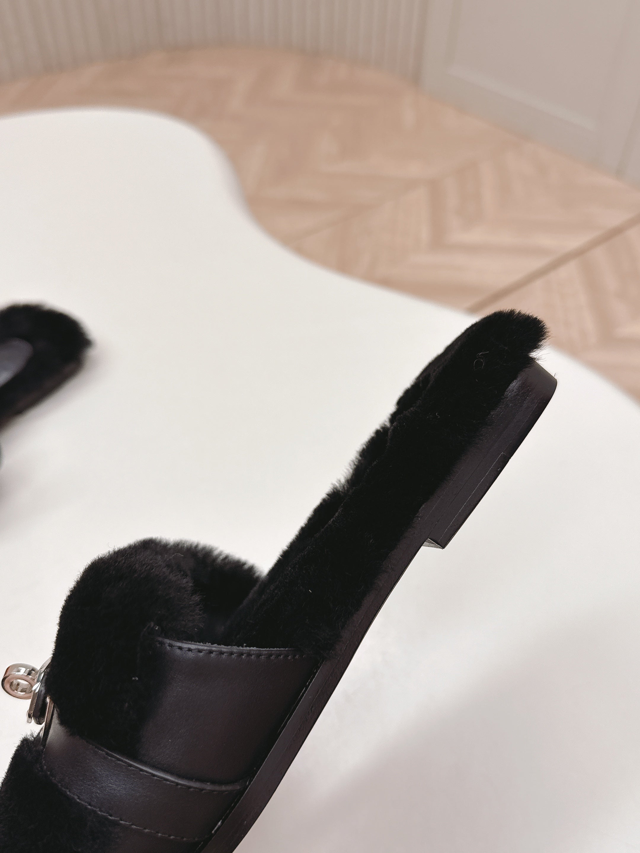 HM 25S ORAN SANDAL IN BLACK SHEARLING WITH SILVER HARDWARE、mysite、Cacoeks