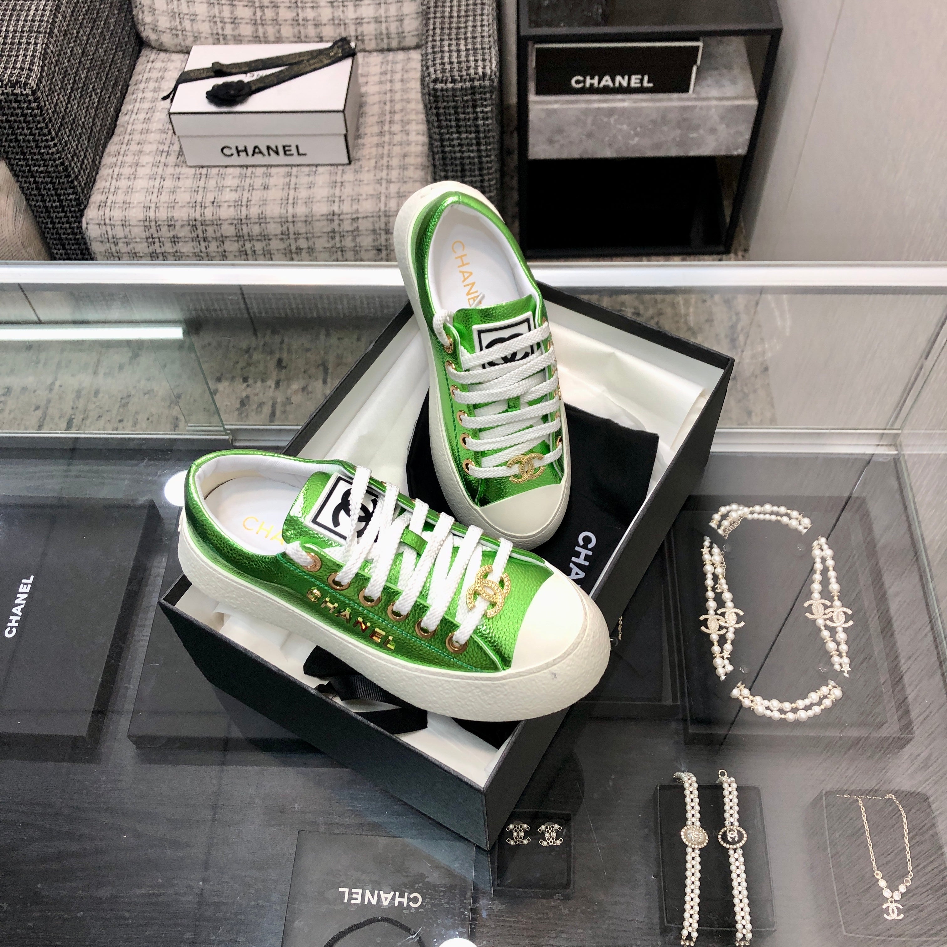 CASUAL SNEAKER IN EMERALD GREEN METALLIC LAMBSKIN WITH GOLD LOGO、mysite、Cacoeks