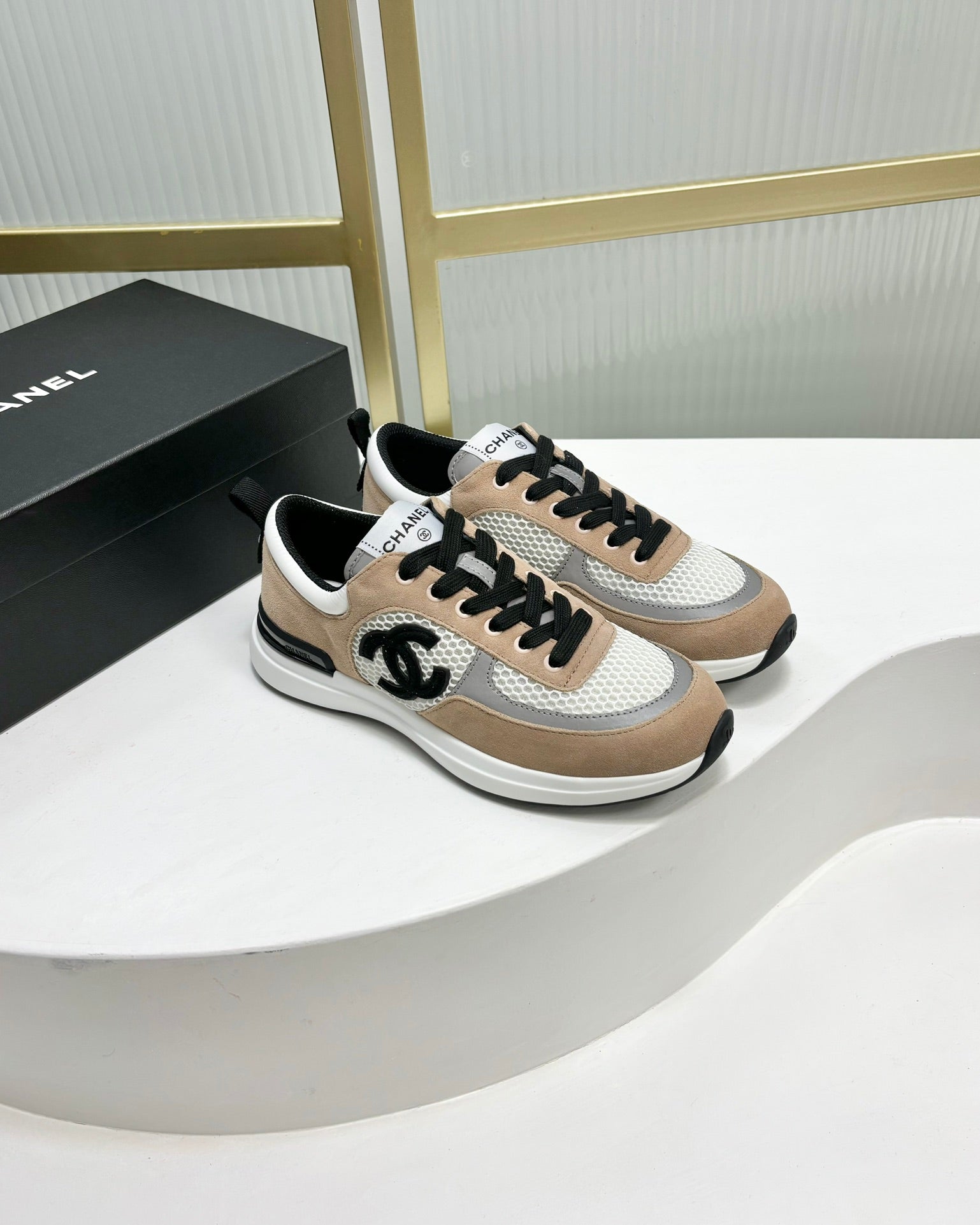 SNEAKER IN TAN BROWN SUEDE AND GREY BREATHABLE MESH、mysite、Cacoeks