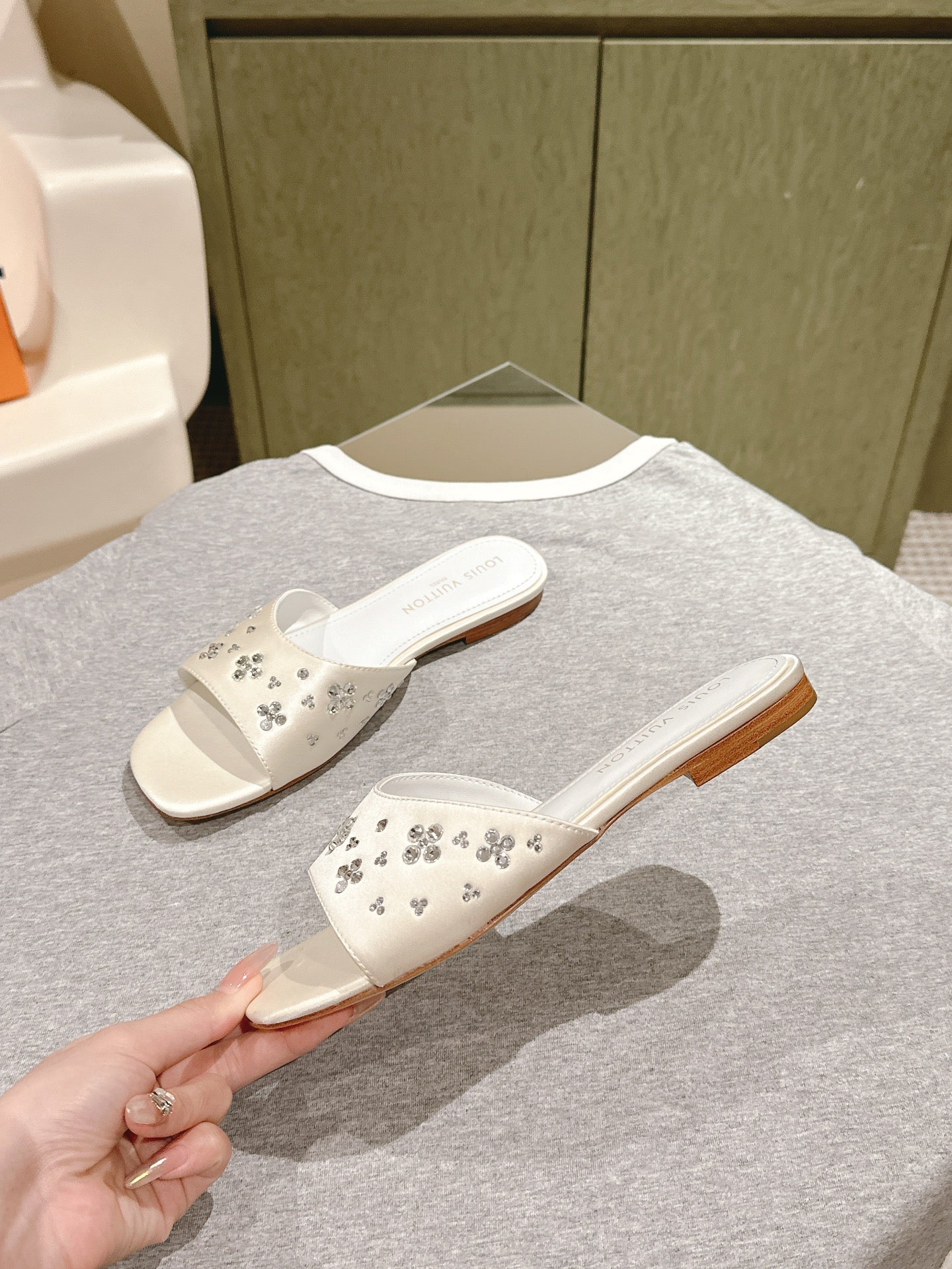 LV WOMEN FLAT MULE IN WHITE SATIN WITH RHINESTONE、mysite、Cacoeks