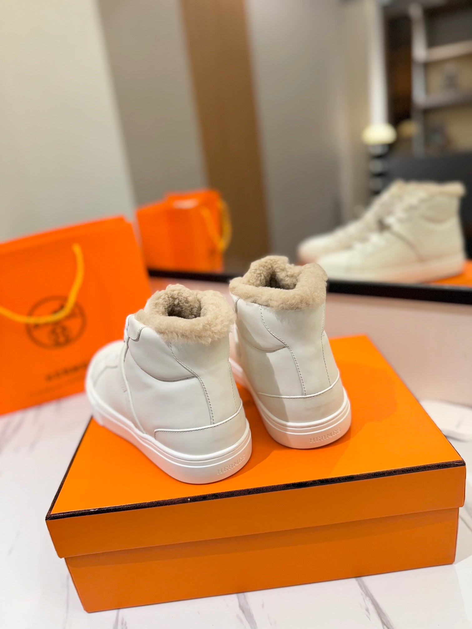 CHEALSEA BOOTS IN WHITE CALFSKIN AND FLEECE LINING、mysite、Cacoeks