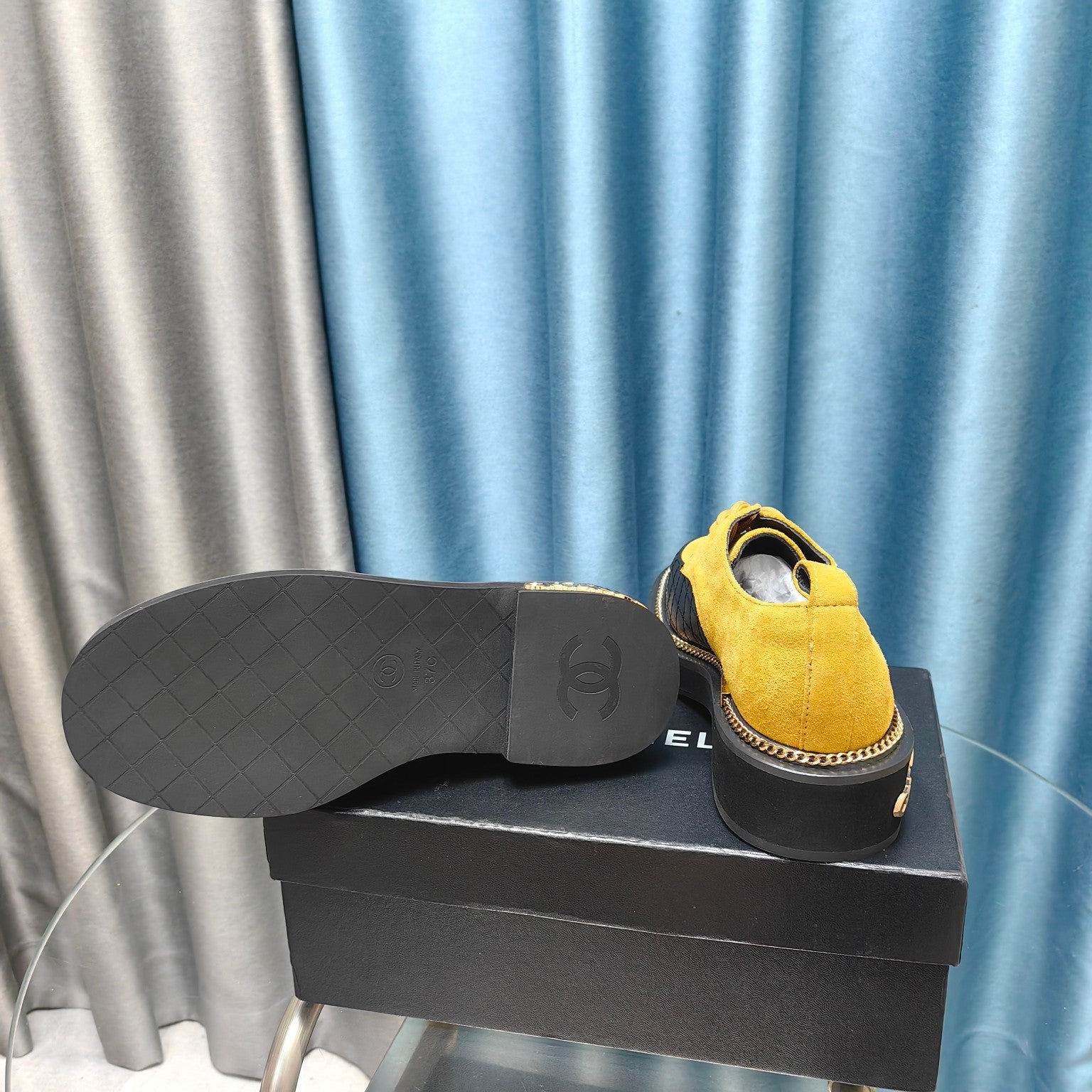 OXFORD SHOES IN GOLD YELLOW SUEDE AND BLACK SHEEPSKIN、mysite、Cacoeks