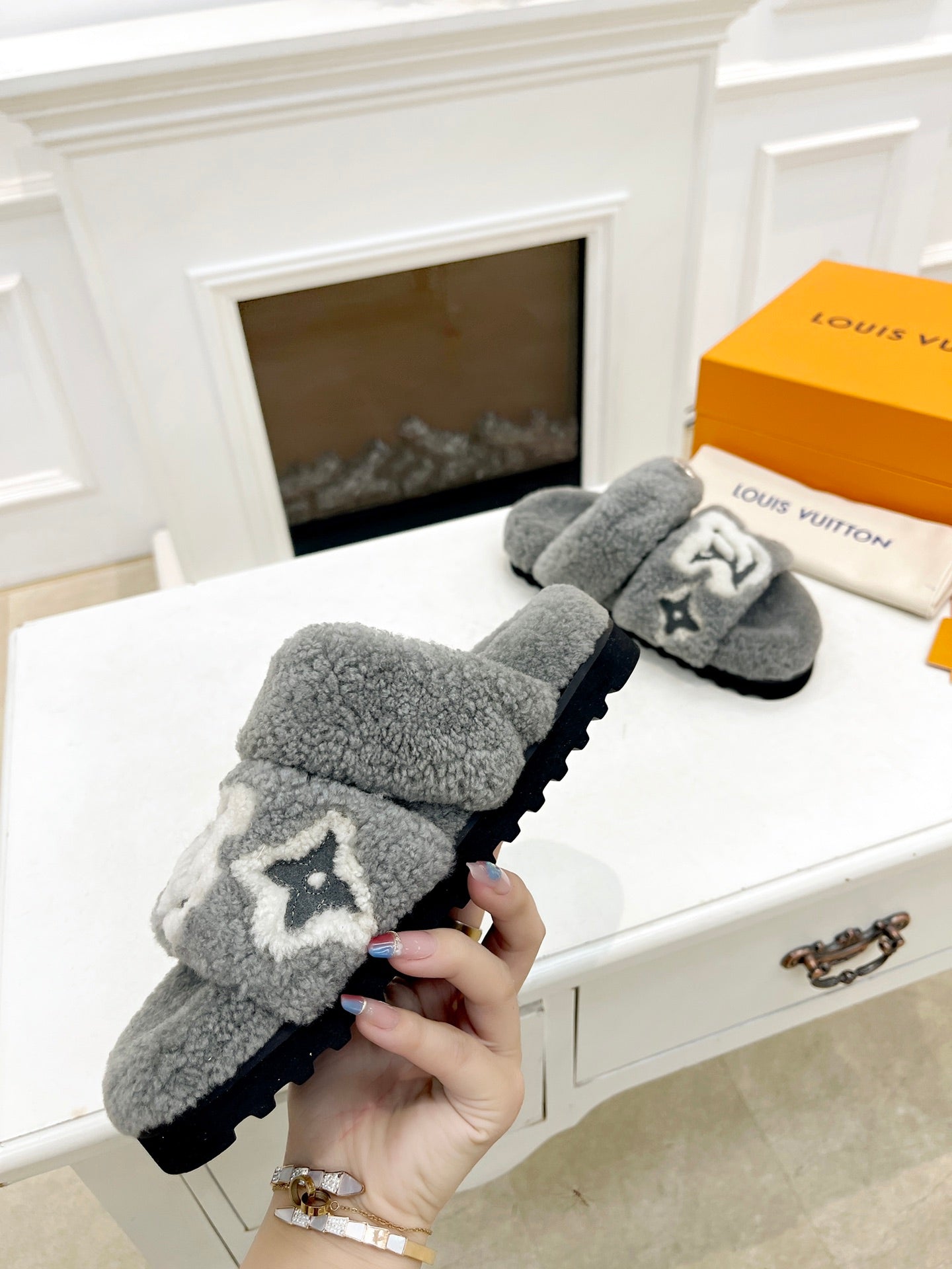 DAD SANDAL MULE IN SHADOW GRAY MIX WHITE FLEECE、mysite、Cacoeks