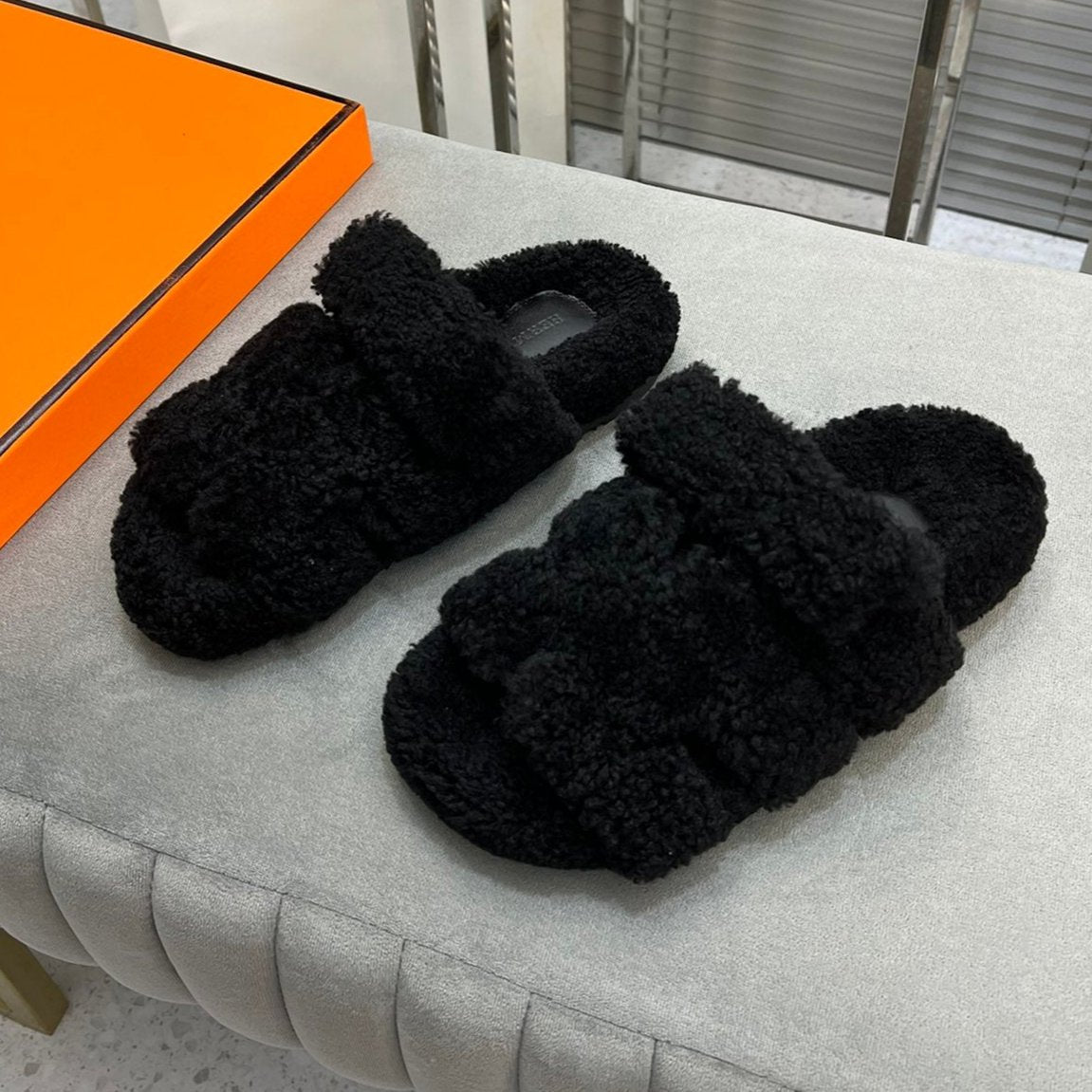 CHYPRE SLIPPERS IN BLACK LAMB WOOL、mysite、Cacoeks