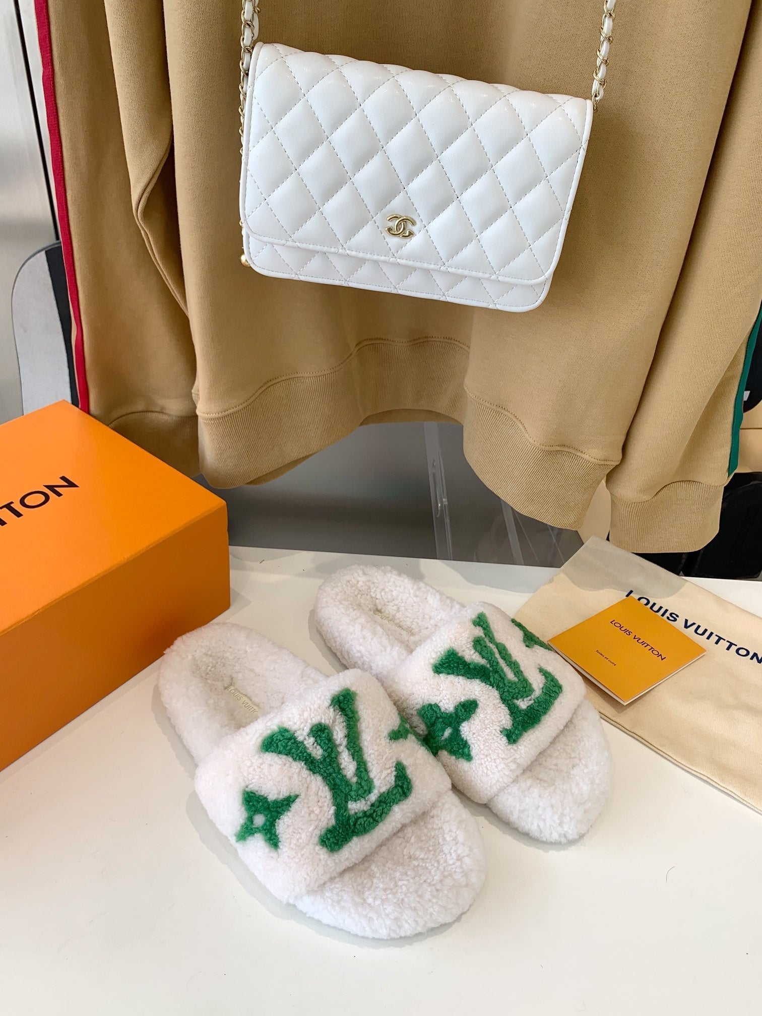 LV WOMEN'S PASEO FLAT SLIPPER IN WHITE FLEECE WITH GREEN LOGO、mysite、Cacoeks