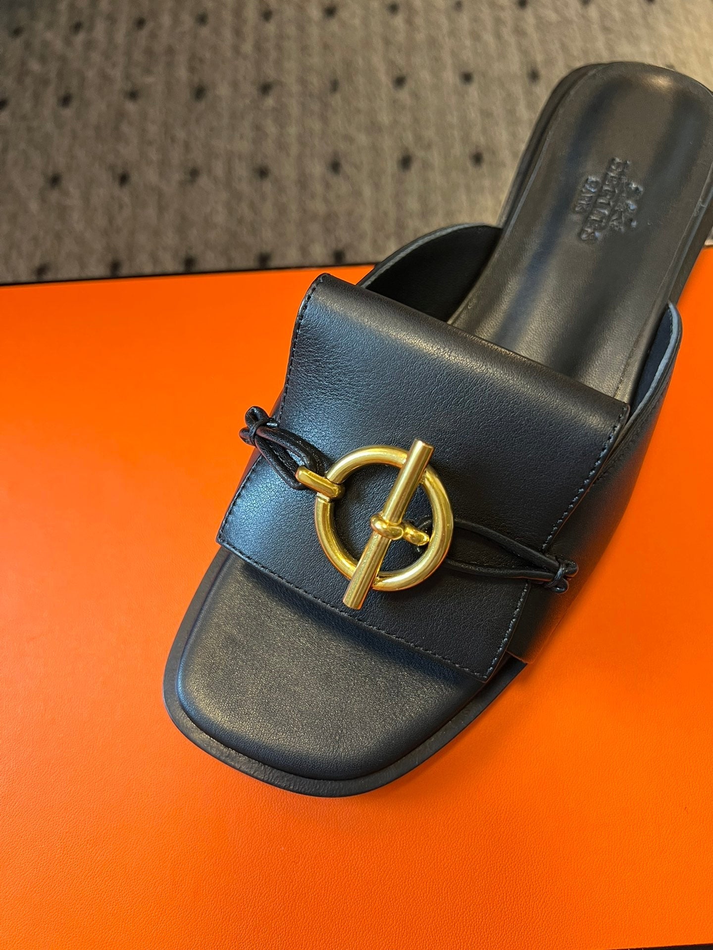 ILOT FLAT SANDAL IN BLACK CALFSKIN、mysite、Cacoeks