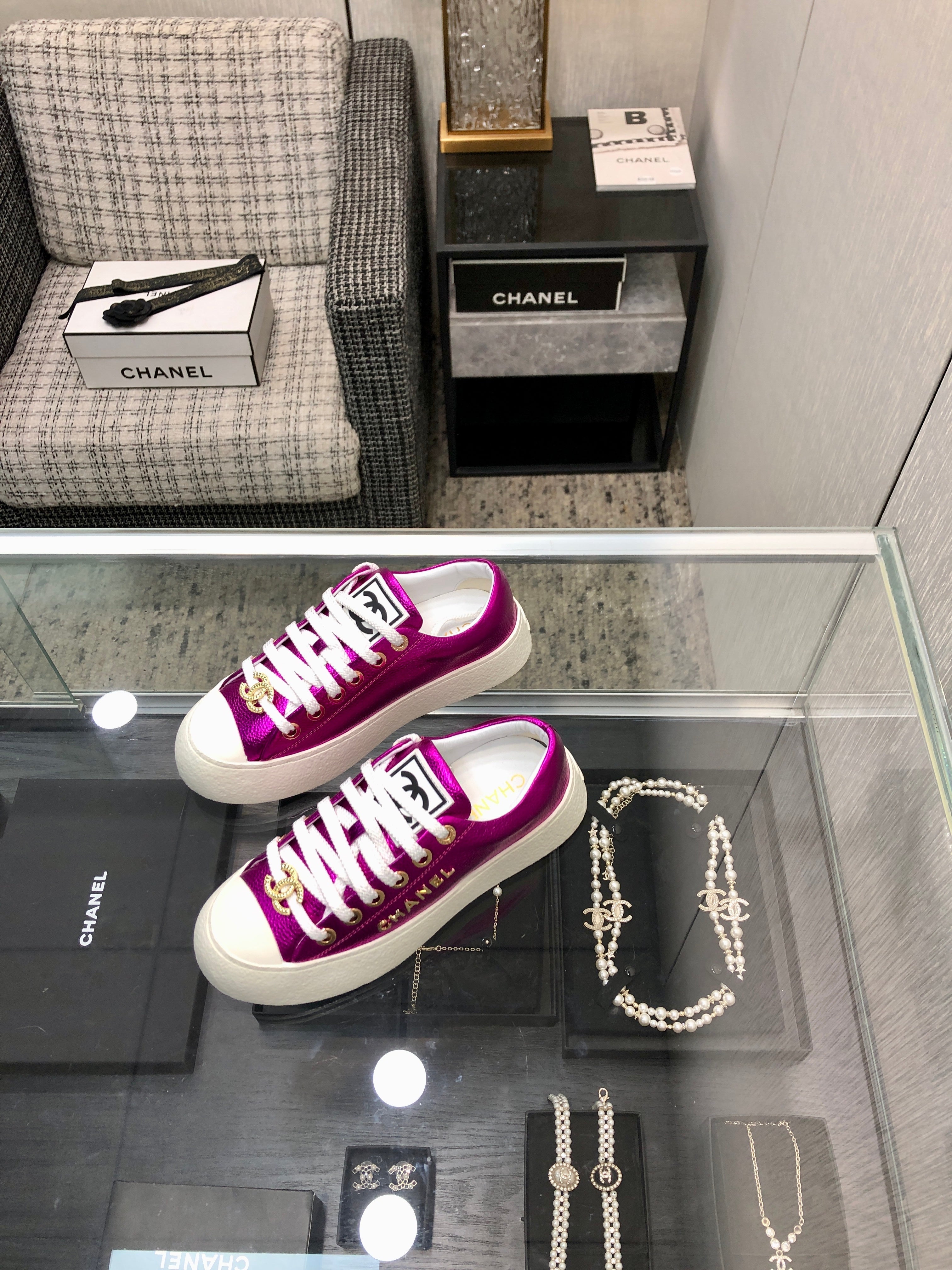 CASUAL SNEAKER IN MAGENTA PURPLE METALLIC LAMBSKIN WITH GOLD LOGO、mysite、Cacoeks
