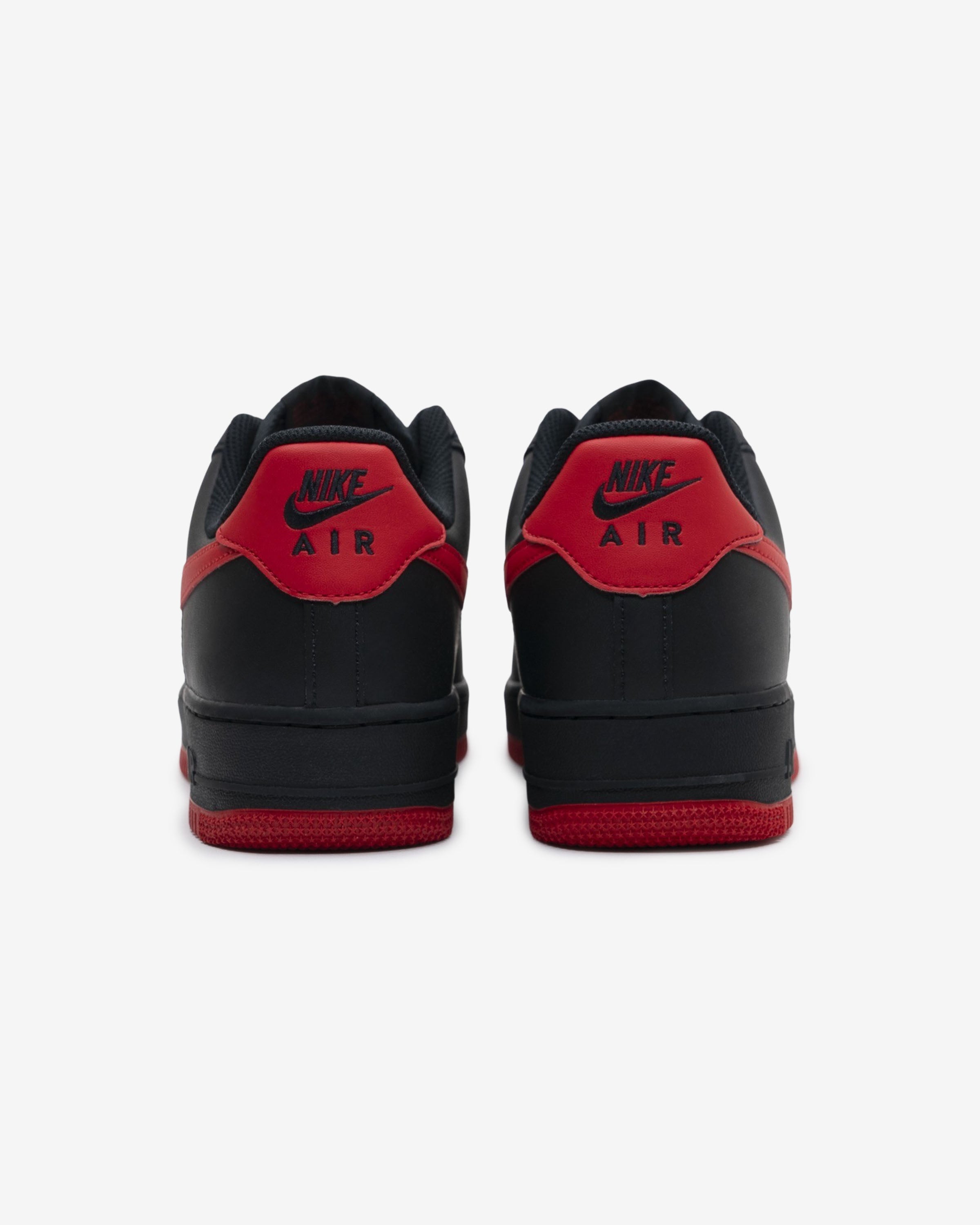 NIKE AIR FORCE 1 '07 - BLACK/ UNIVERSITYRED