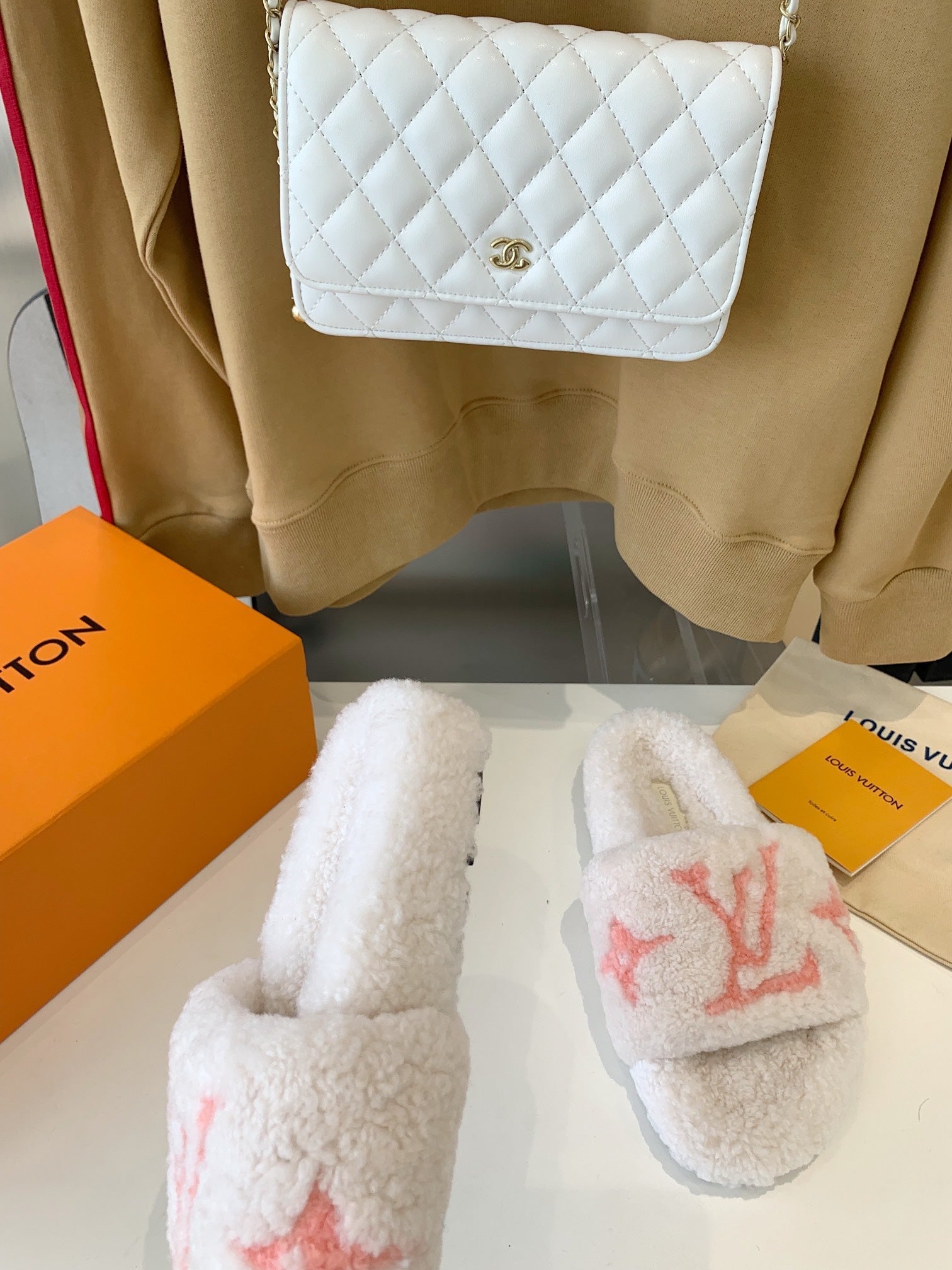 LV WOMEN'S PASEO FLAT SLIPPER IN WHITE FLEECE WITH LIGHT PINK LOGO、mysite、Cacoeks