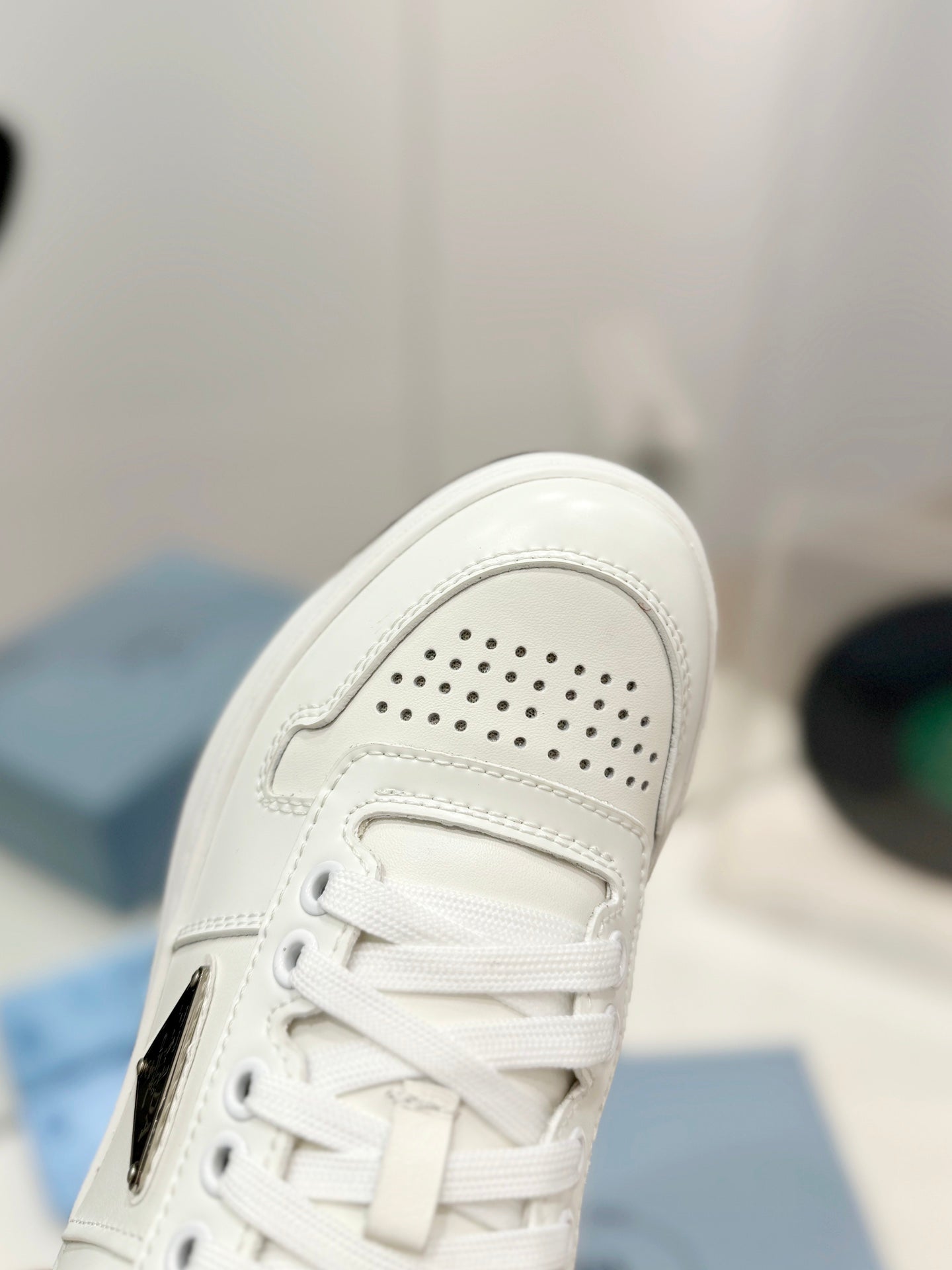 PRA DOWNTOWN PERFORATED SNEAKERS WHITE AND BLACK LOGO CALFSKIN、mysite、Cacoeks