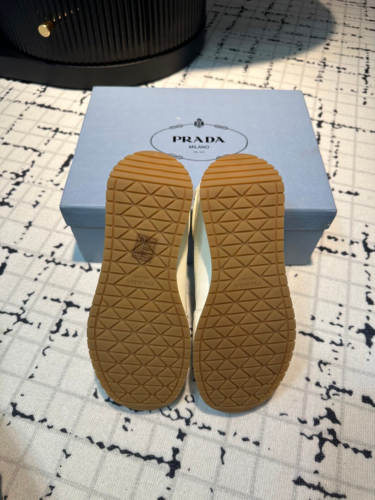 PRA TRIANGLE LOGO SNEAKERS WHITE CALFSKIN、mysite、Cacoeks