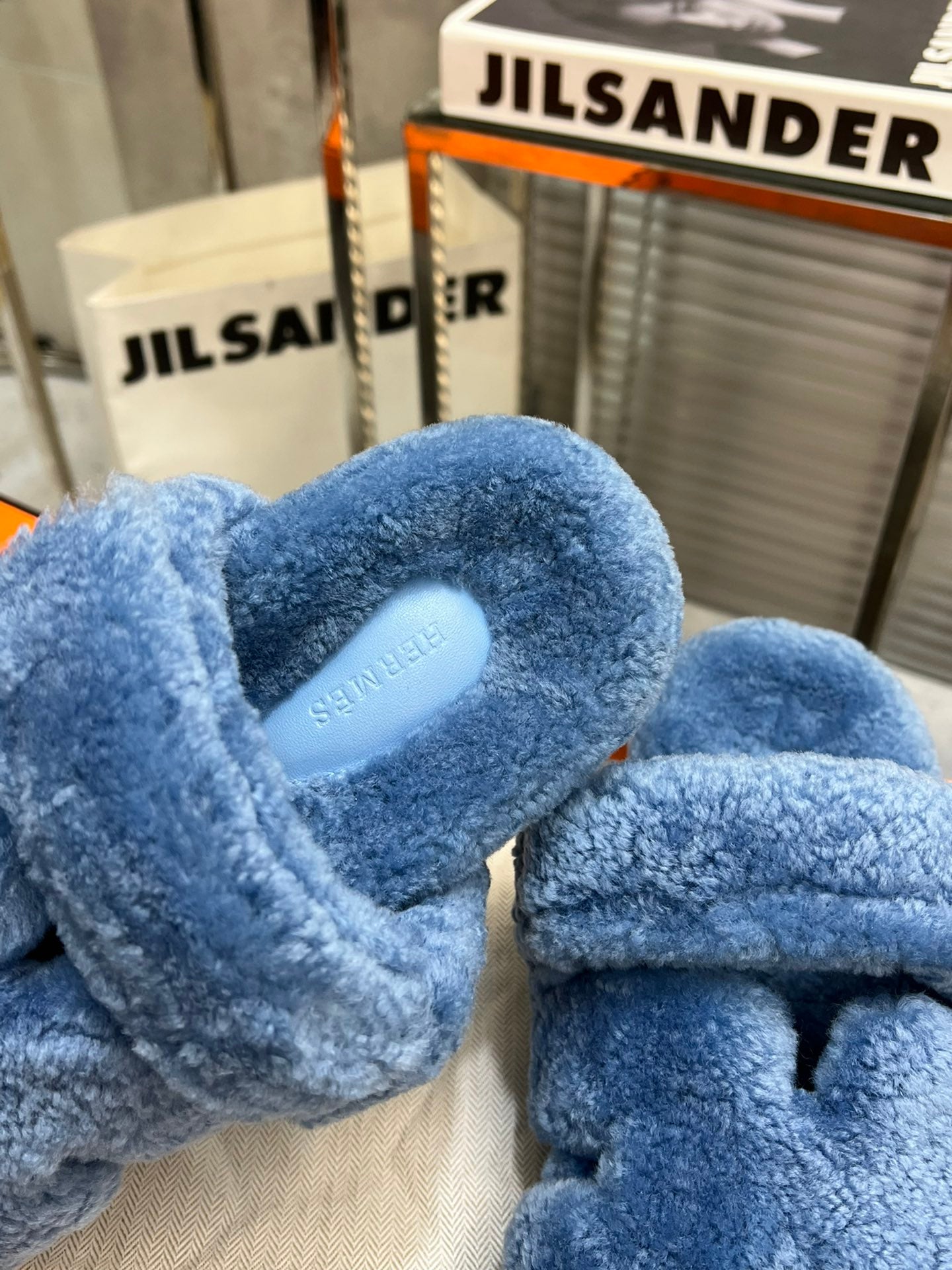 CHYPRE SLIPPERS IN AZURE BLUE LAMB WOOL、mysite、Cacoeks