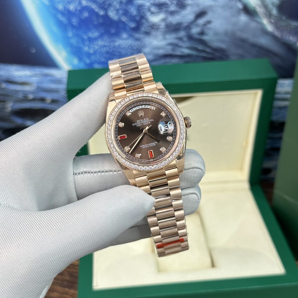 Đồng Hồ Rolex Day-Date Super Fake Cọc Số Ruby Đỏ Nhà Máy EW 40mm (1)