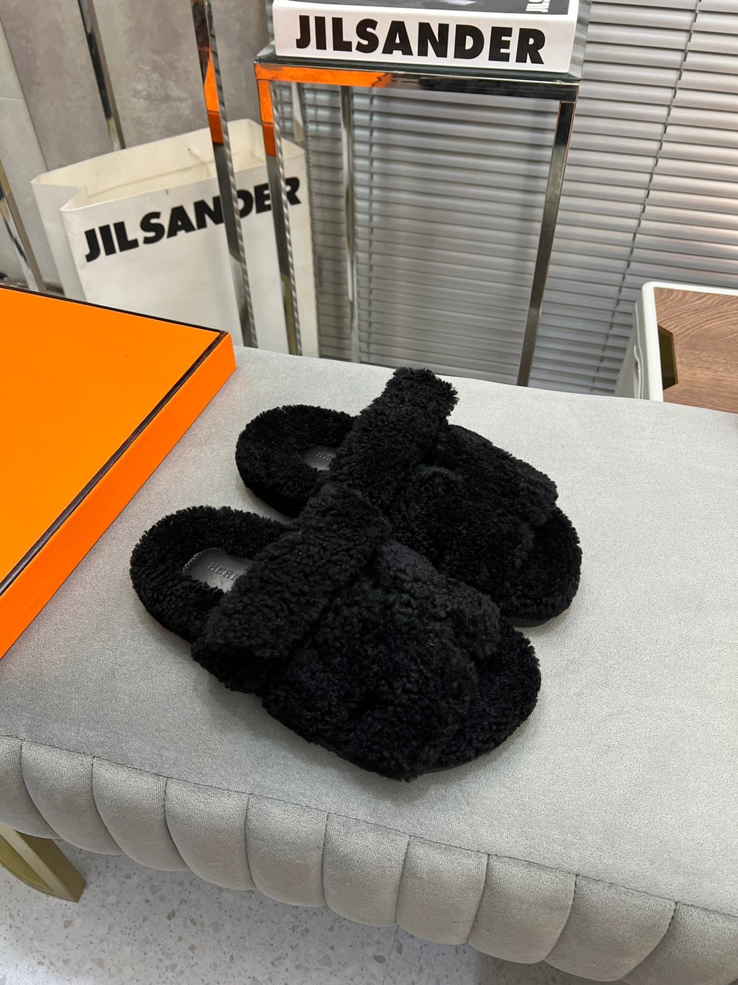 CHYPRE SLIPPERS IN BLACK LAMB WOOL、mysite、Cacoeks