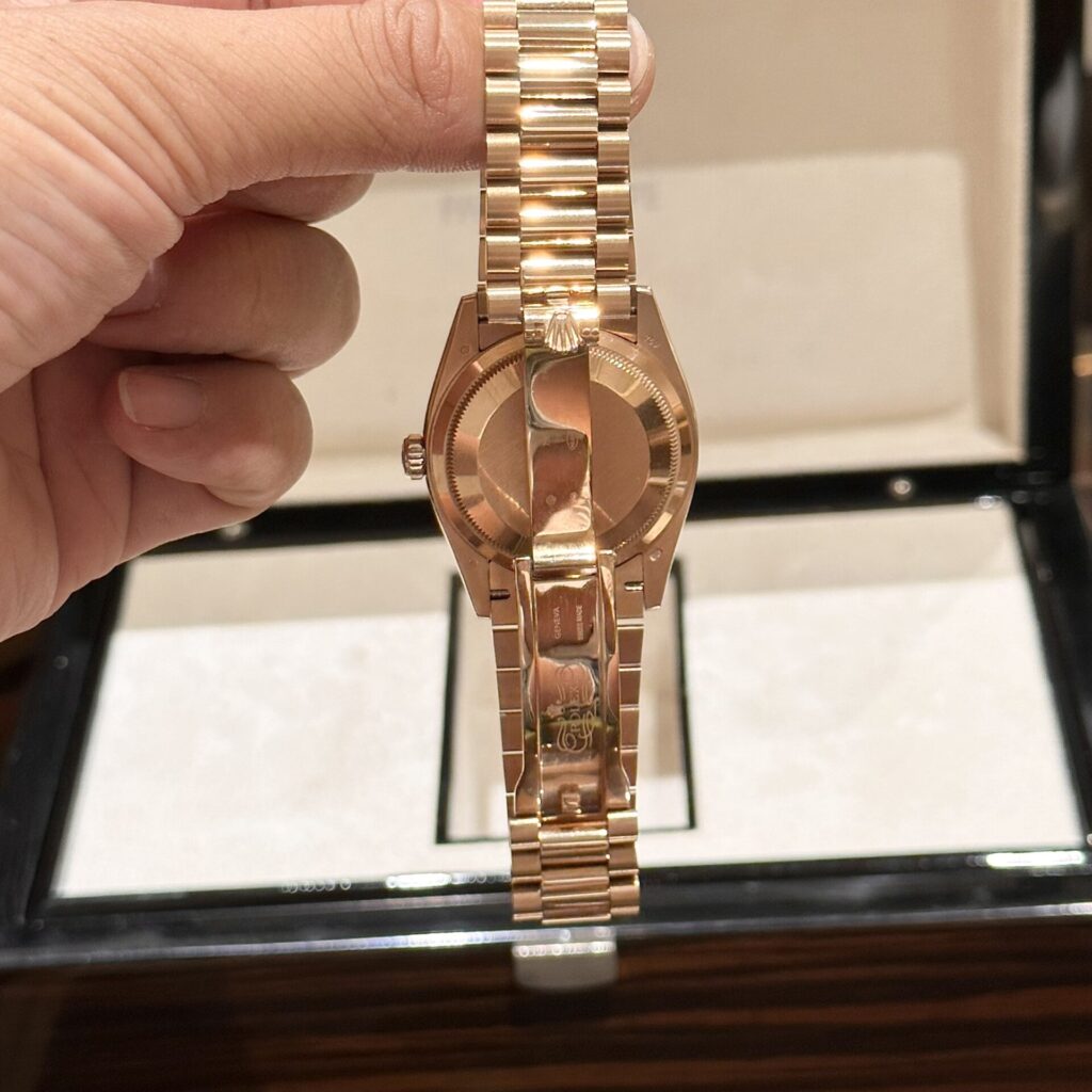 Đồng Hồ Rolex Day-Date Mặt Xà Cừ RoseGold Fake 11 EW 36mm (1)