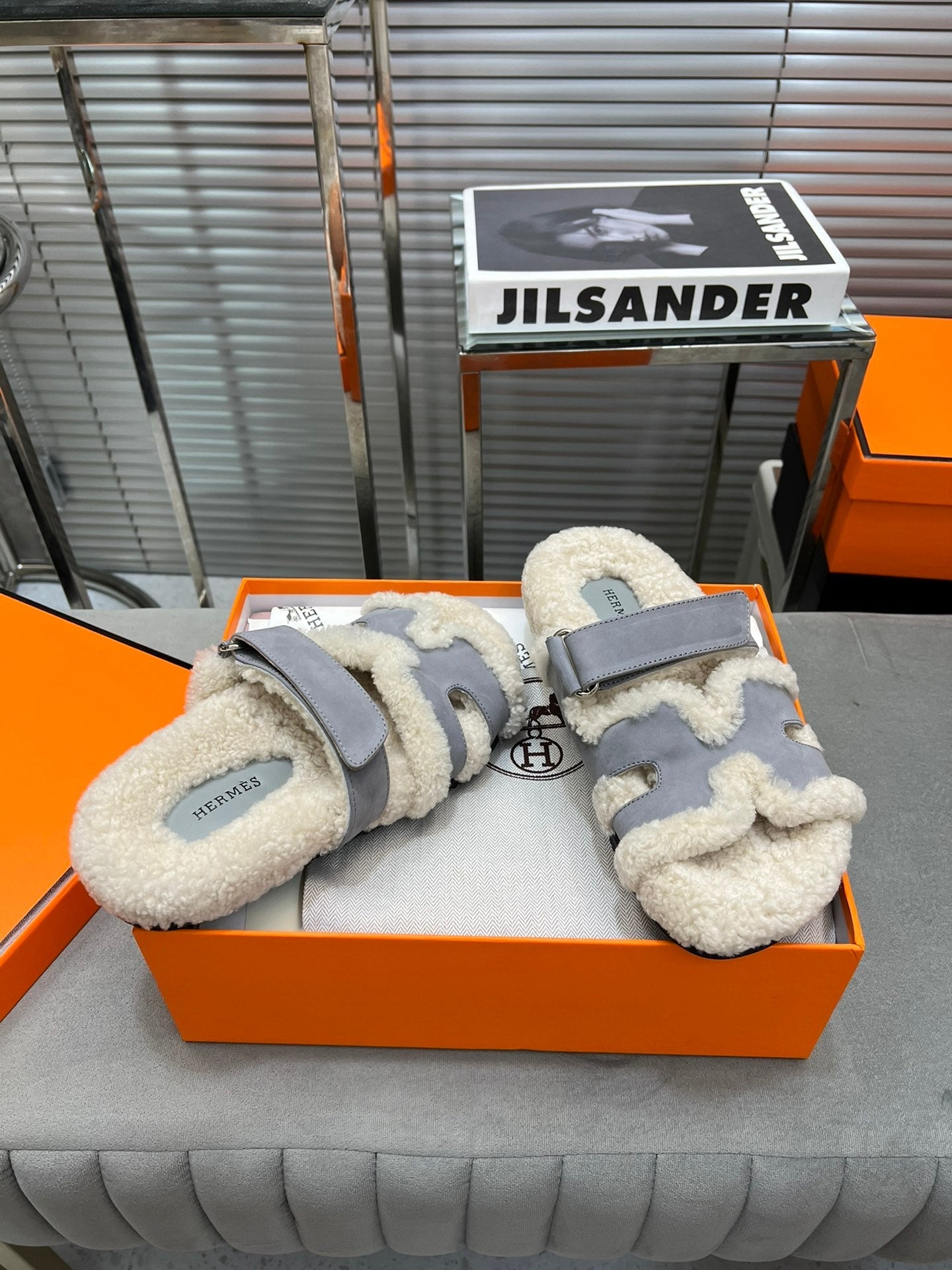 CHYPRE SLIPPERS IN BEIGE LAMB WOOL AND COOL GRAY SUEDE、mysite、Cacoeks