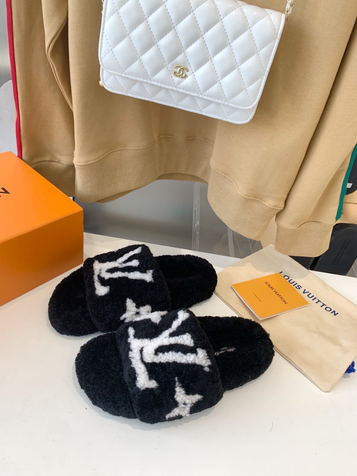 LV WOMEN'S PASEO FLAT SLIPPER IN BLACK FLEECE WITH WHITE LOGO、mysite、Cacoeks