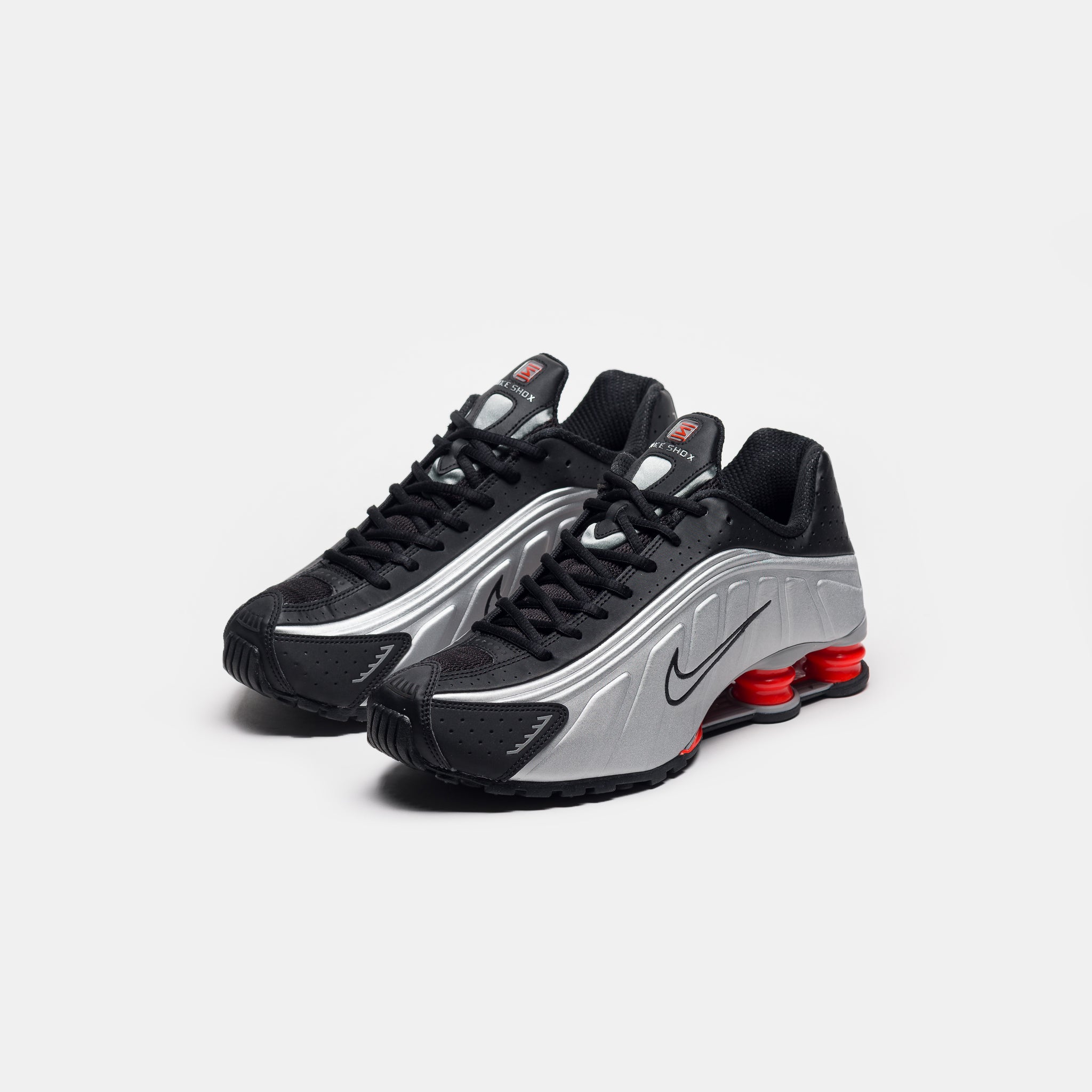 Shox R4 Sneaker in Metallic Silver/Black