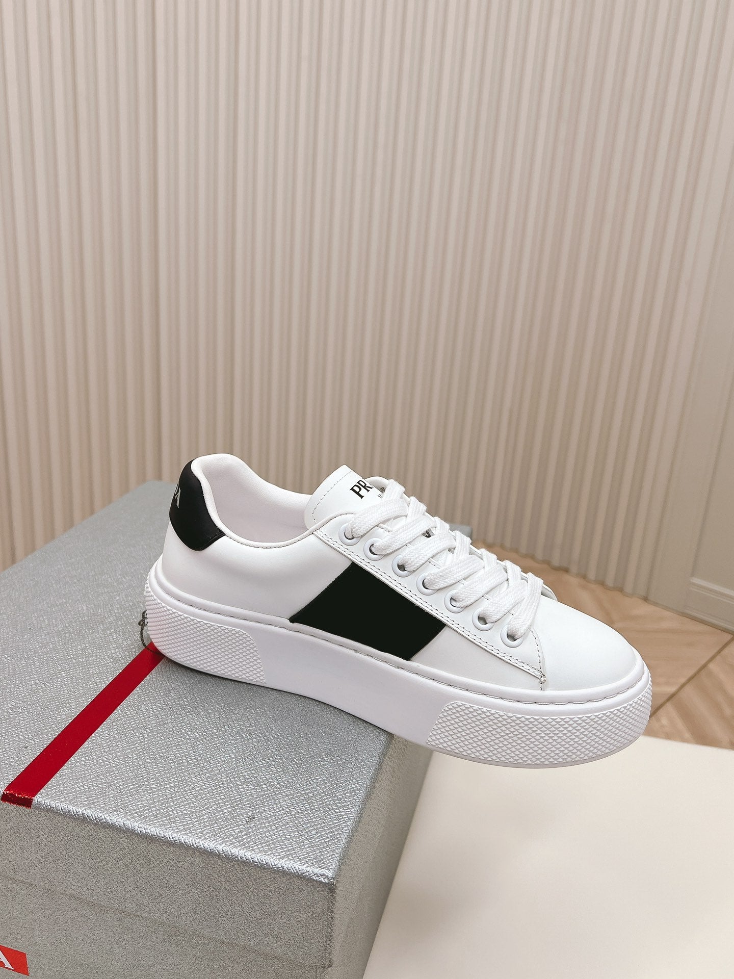 PRA LEATHER LOGO OUTLET SNEAKERS BLACK AND WHITE CALFSKIN、mysite、Cacoeks