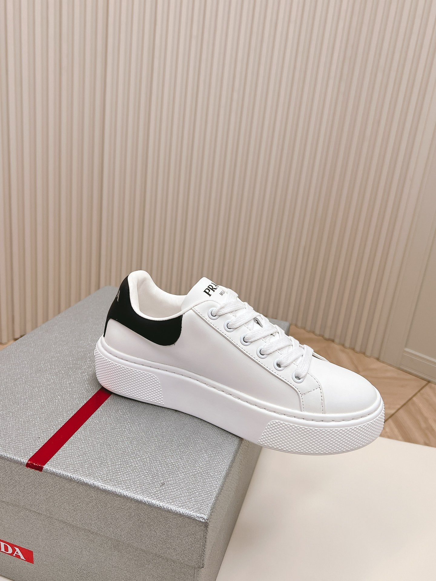 PRA RETRO SNEAKERS WHITE AND BLACK CALFSKIN、mysite、Cacoeks