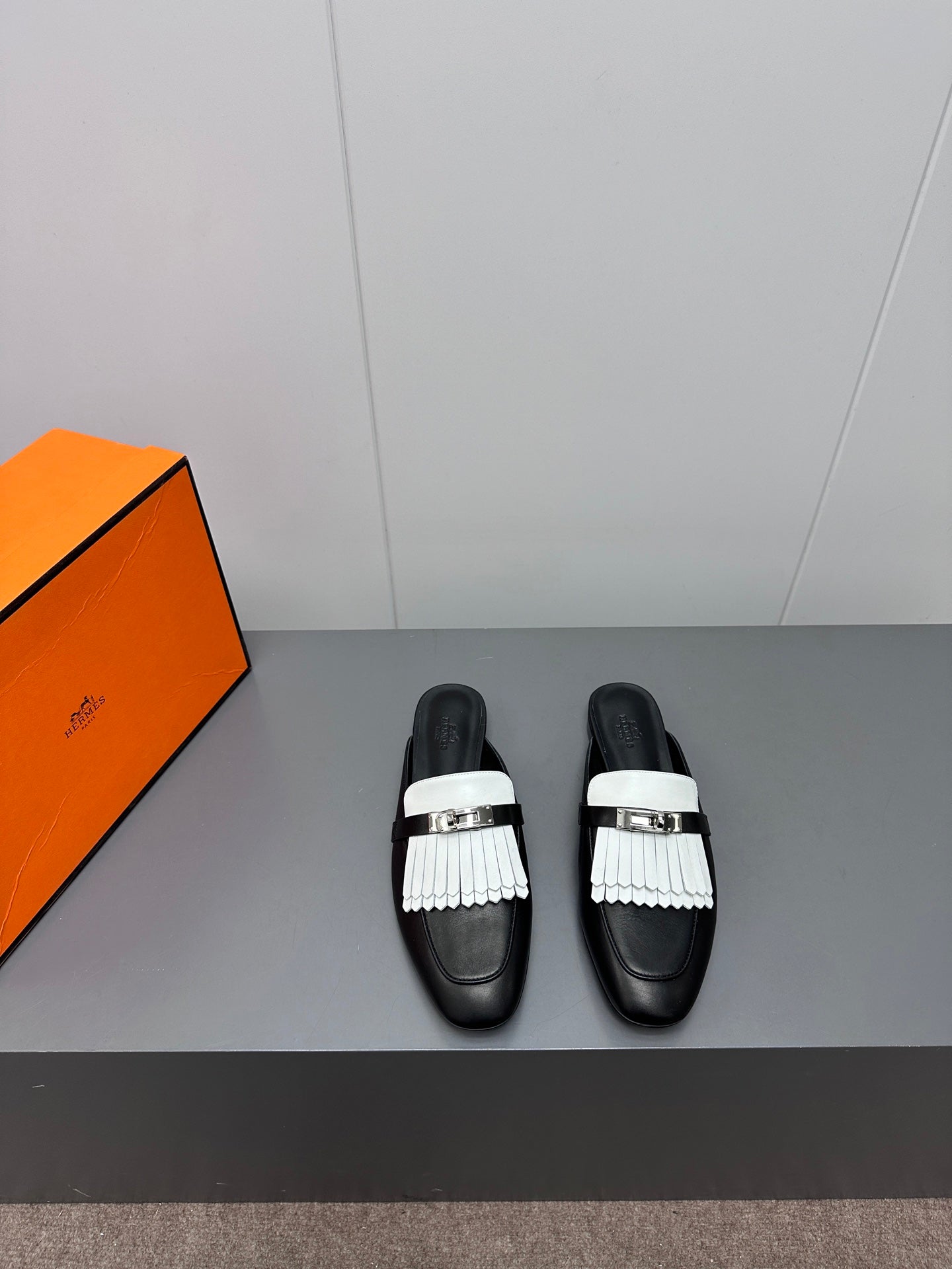 0Z MULE IN BLACK LAMBSKIN WITH WHITE FRINGE DETAIL、mysite、Cacoeks