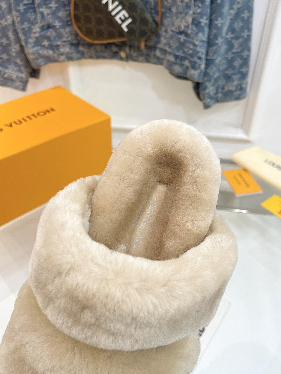 HALF MULE SLIPPERS IN CAMEL BEIGE FLEECE FEATURING METALLIC LOGO、mysite、Cacoeks