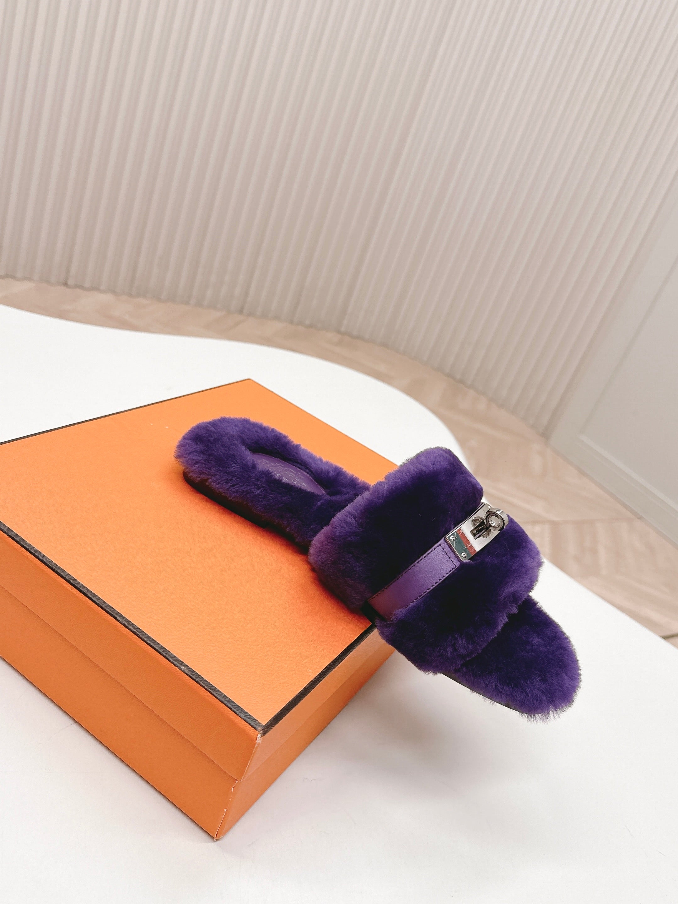 HM 25S ORAN SANDAL IN DARK PURPLE SHEARLING WITH SILVER HARDWARE、mysite、Cacoeks