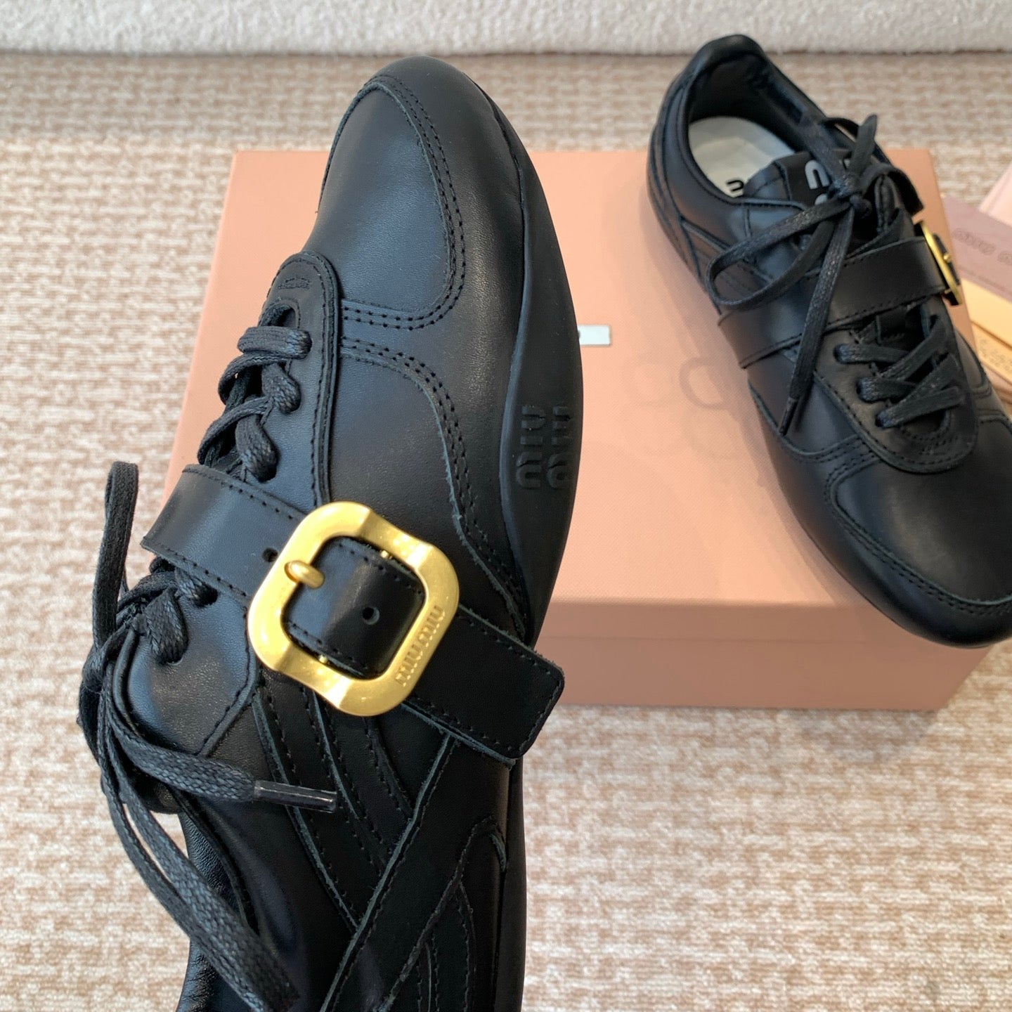 GYMNASIUM SNEAKER IN BLACK CALFSKIN WITH GOLD BUCKLED STRAP、mysite、Cacoeks