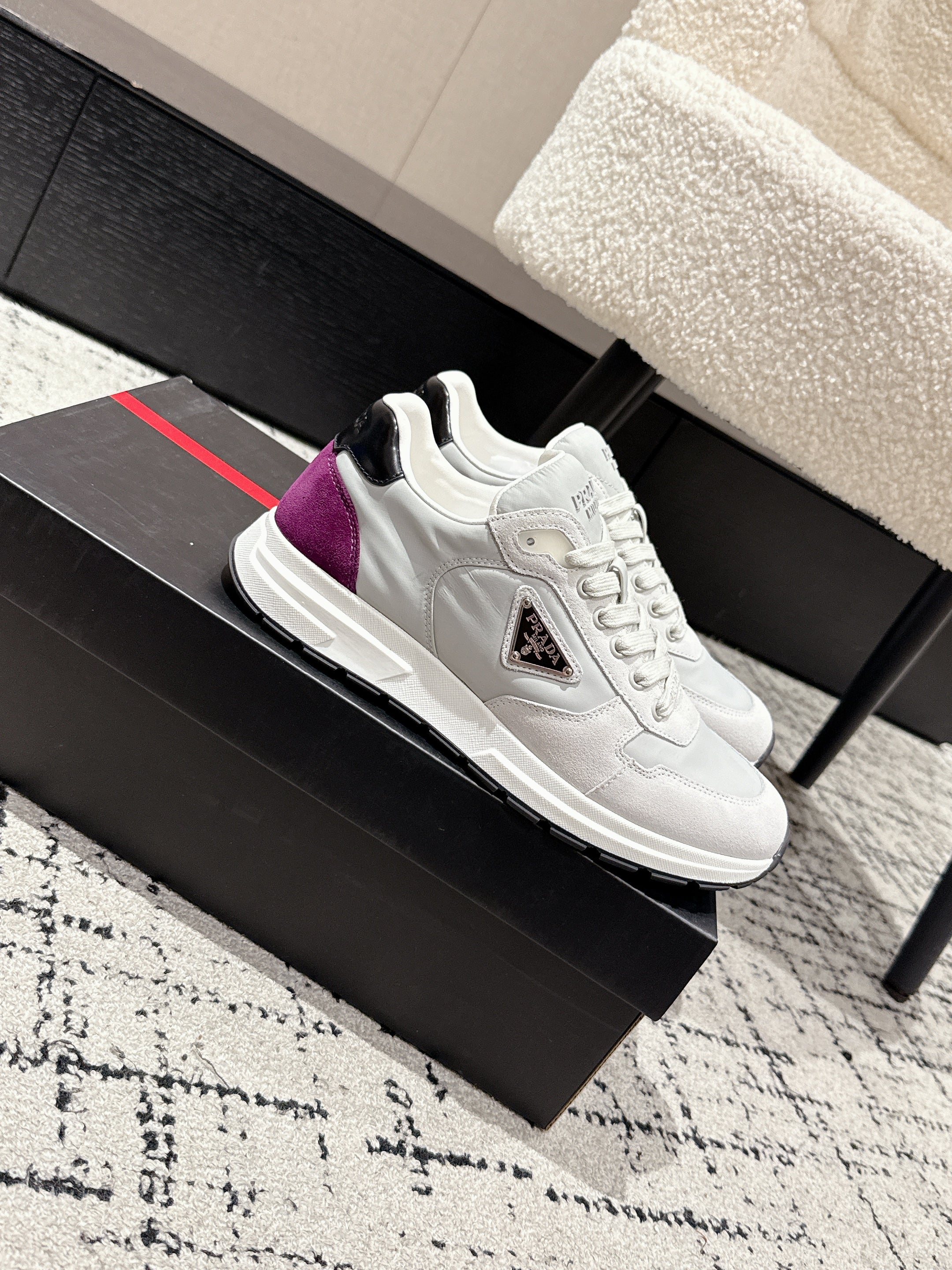PRADA 25S MEN SNEAKERS LOGO IN WHITE AND MULBERRY NUBUCK AND CANVAS、mysite、Cacoeks