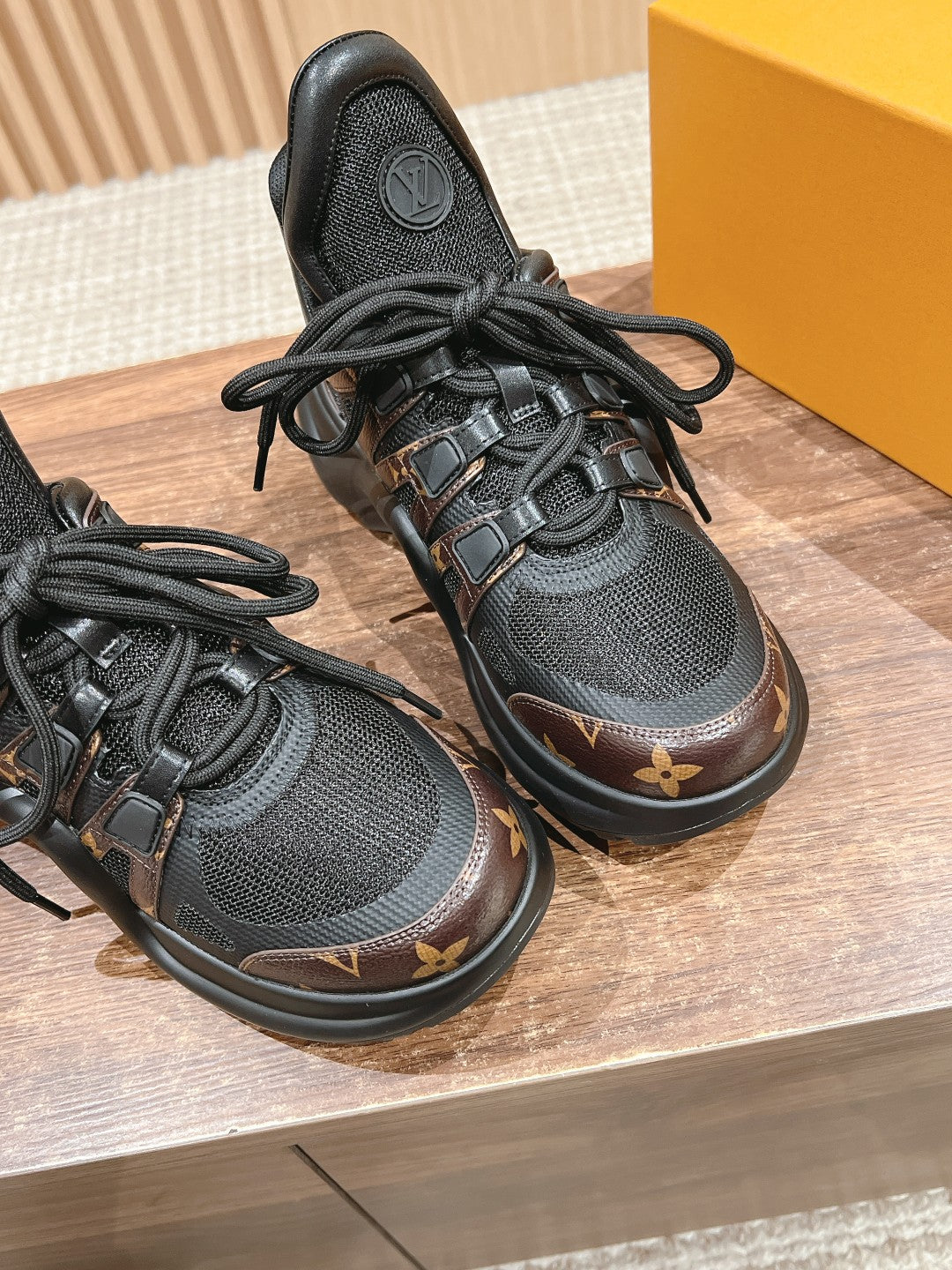 LV ARCHLIGHT SNEAKER IN BLACK CANVAS AND CHOCOLATE BROWN MONOGRAM CALFSKIN、mysite、Cacoeks