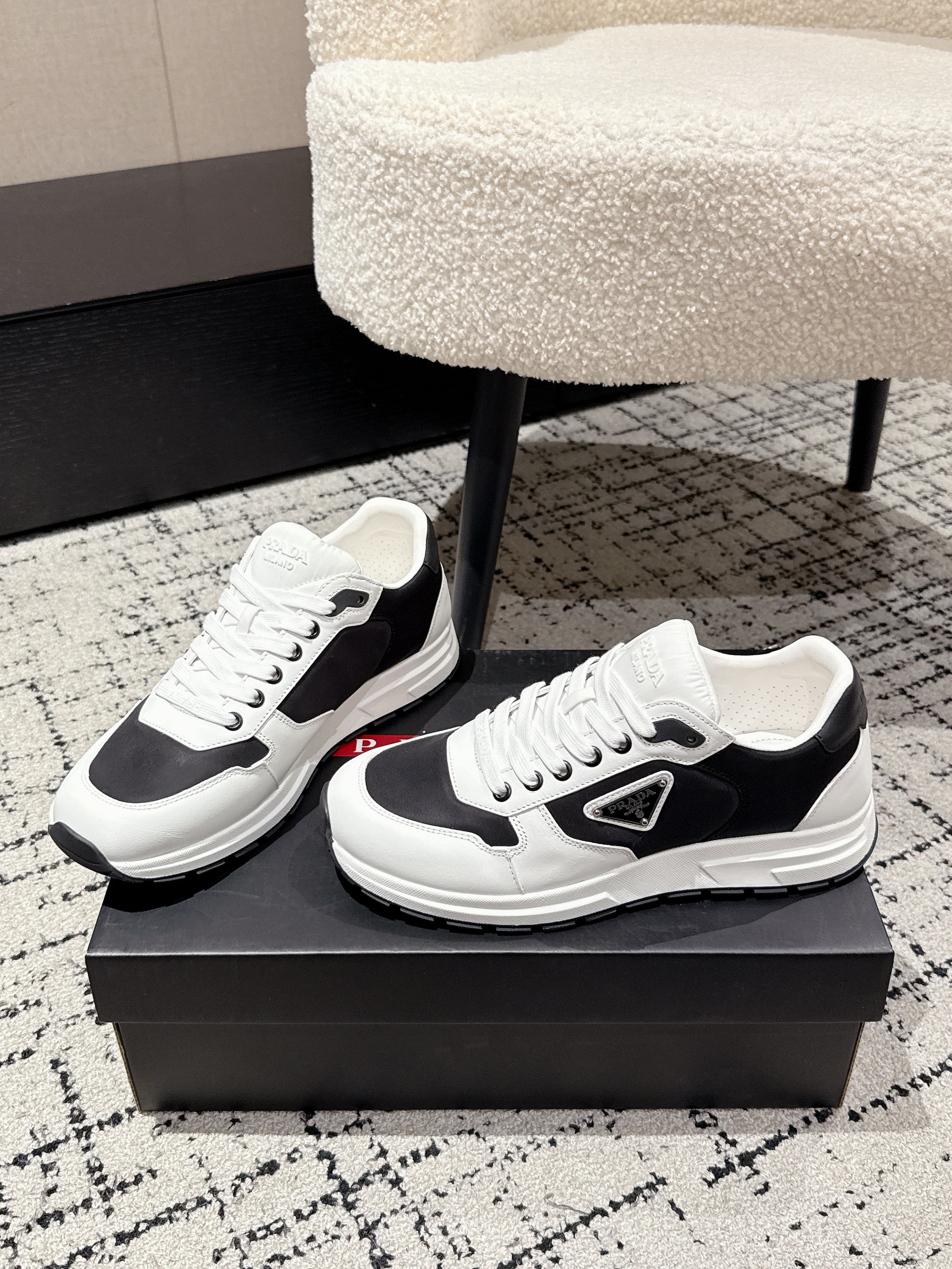 PRADA 25S MEN SNEAKERS LOGO IN WHITE AND BLACK NUBUCK AND CANVAS、mysite、Cacoeks