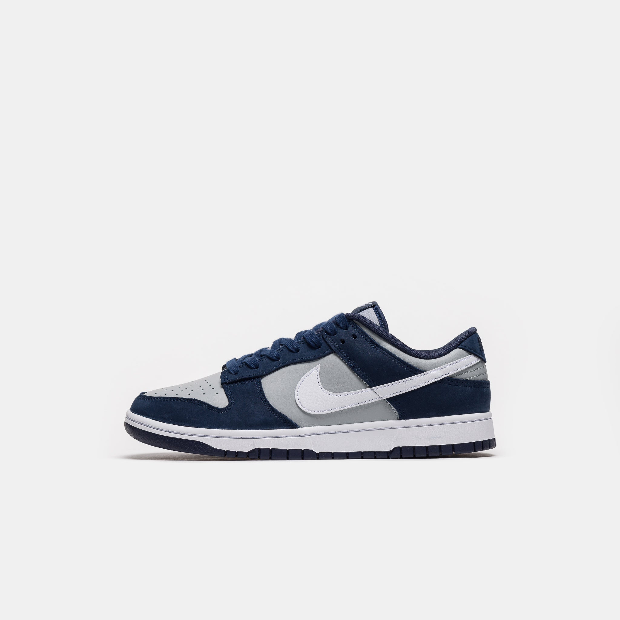 Dunk Low Sneaker in Obsidian/White/Light Smoke Grey
