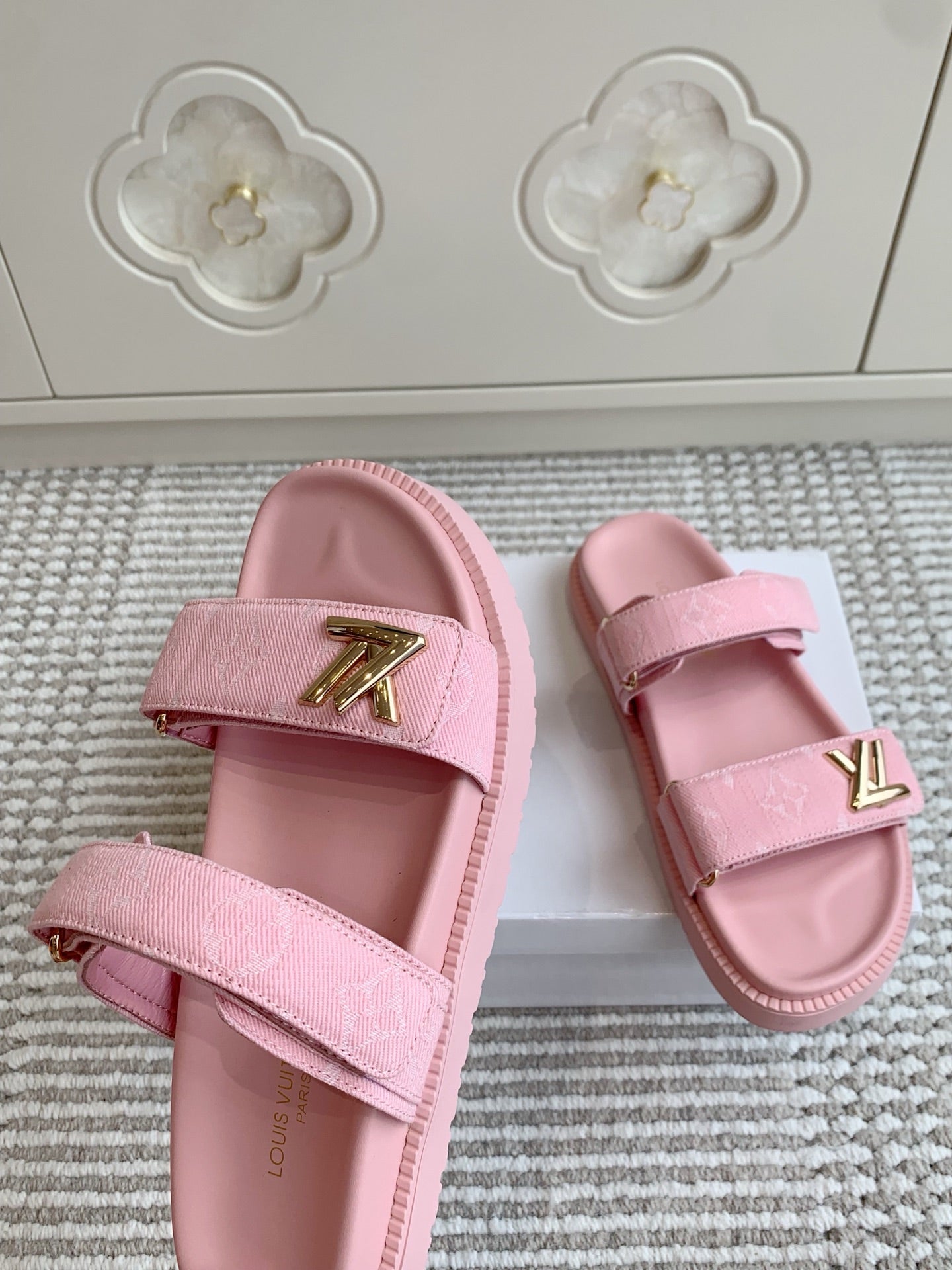LV TWO-STRAP SANDALS 25S IN LIGHT PINK DENIM AND CALFSKIN WITH GOLD HARDWARE、mysite、Cacoeks