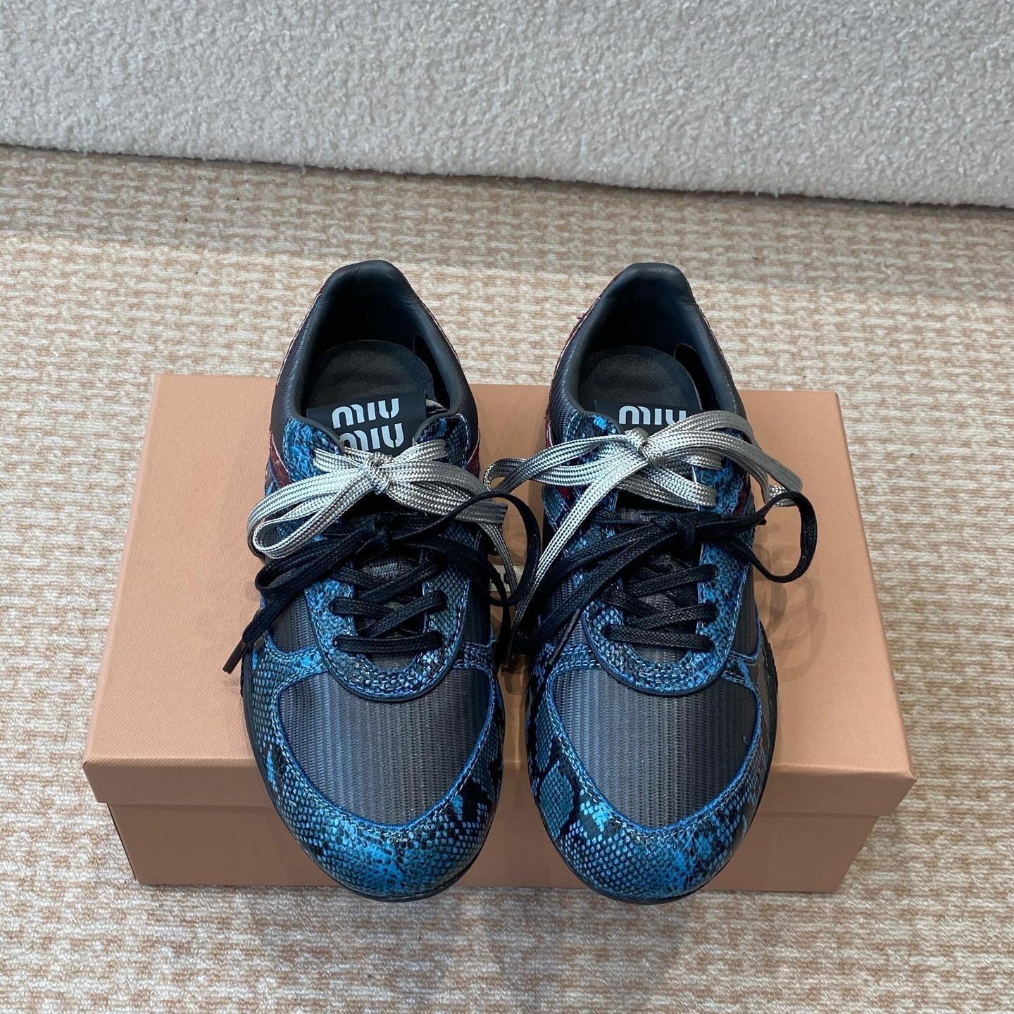 GYMNASIUM SNEAKER IN BLACK FABRIC AND BLUE SNAKE EFFECT CALFSKIN、mysite、Cacoeks