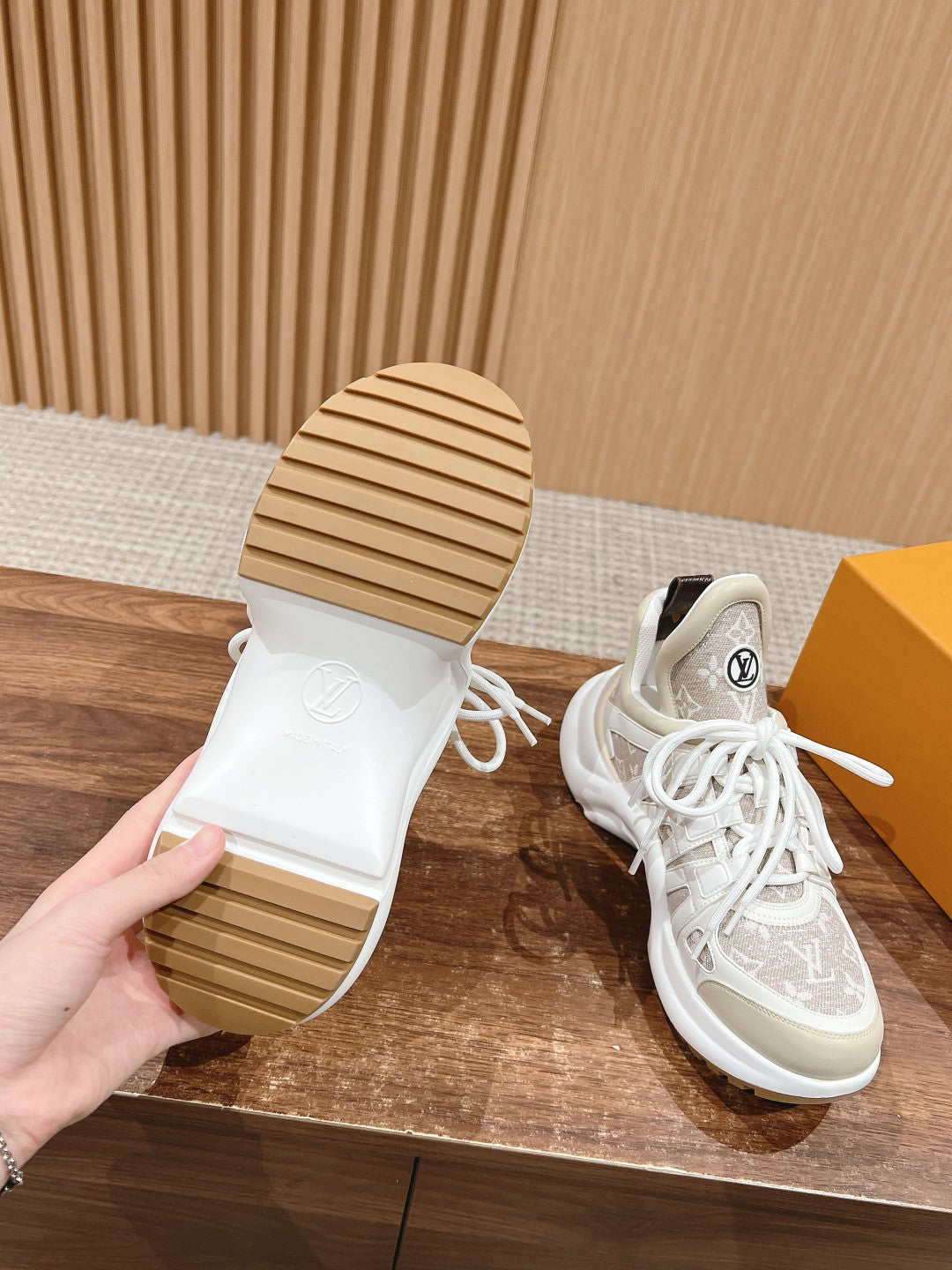LV ARCHLIGHT SNEAKER IN WHITE CALFSKIN AND CAMEL BEIGE MONOGRAM DENIM、mysite、Cacoeks