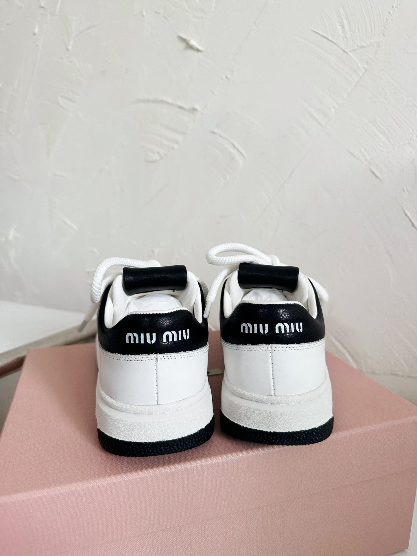SNEAKERS SIMPLE DESIGN IN BLACK MIX WHITE SHEEPSKIN、mysite、Cacoeks