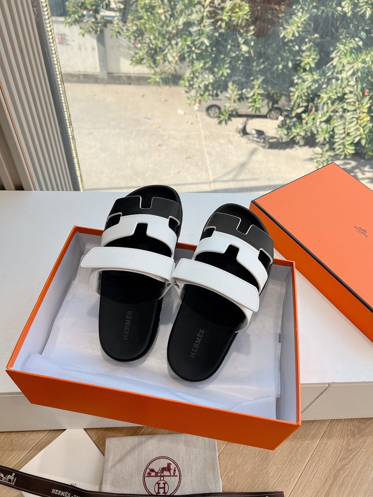 CHYPRE SANDAL IN WHITE MIX BLACK CALFSKIN、mysite、Cacoeks