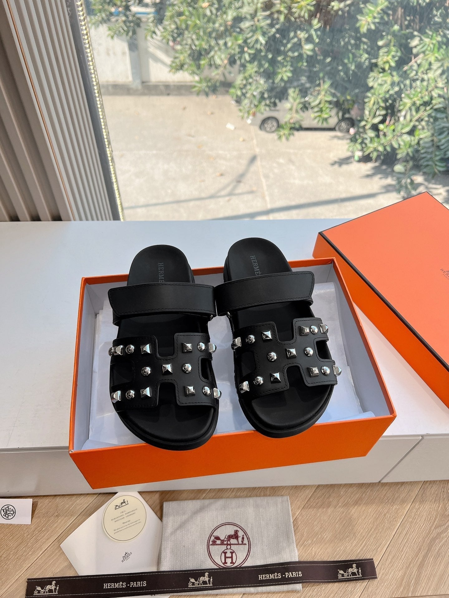 CHYPRE SANDAL IN BLACK CALFSKIN WITH STUDS、mysite、Cacoeks