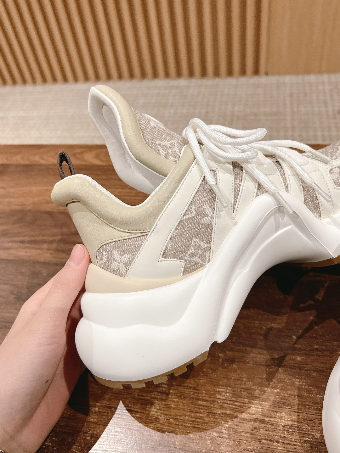 LV ARCHLIGHT SNEAKER IN WHITE CALFSKIN AND CAMEL BEIGE MONOGRAM DENIM、mysite、Cacoeks