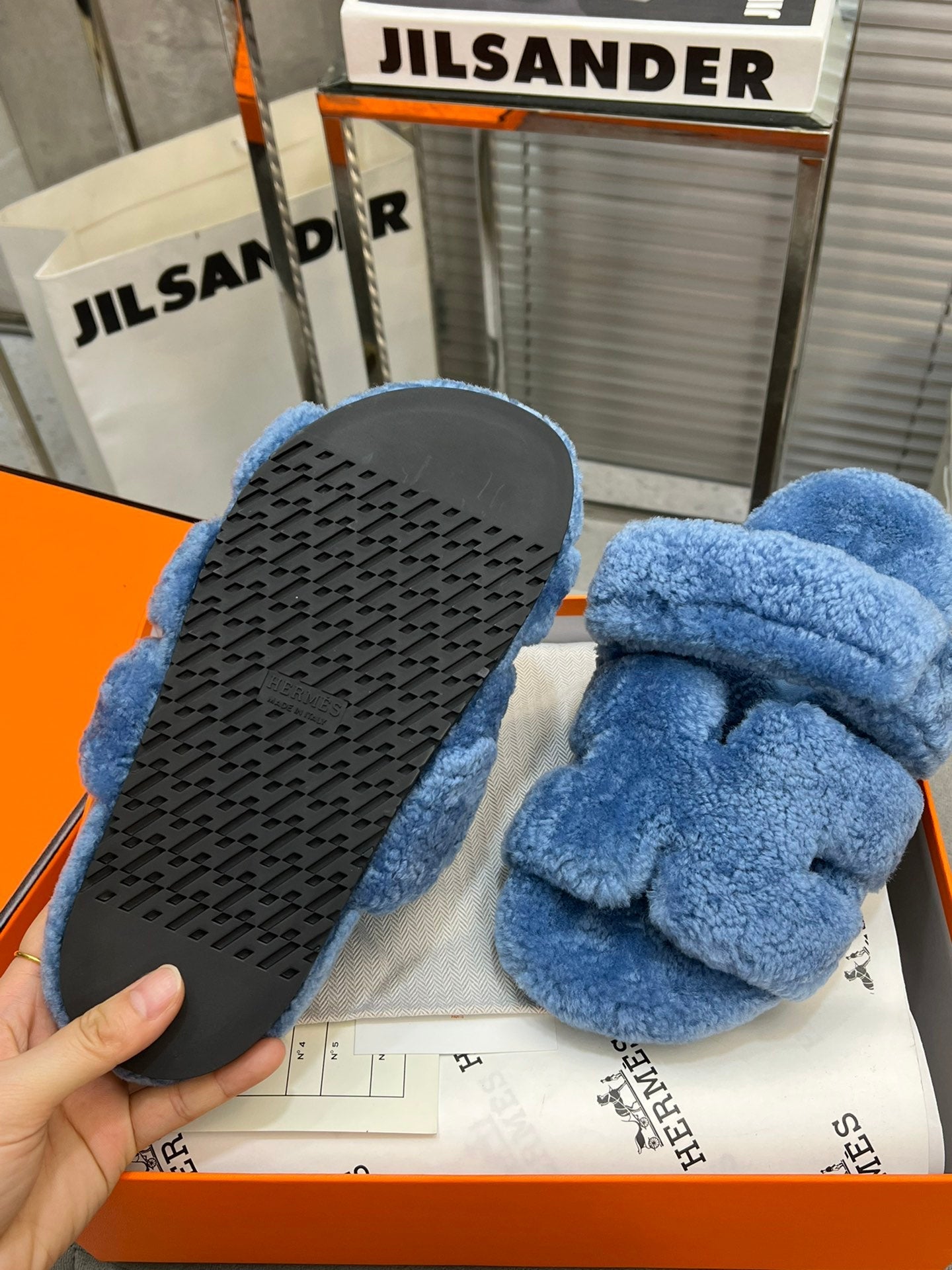 CHYPRE SLIPPERS IN AZURE BLUE LAMB WOOL、mysite、Cacoeks