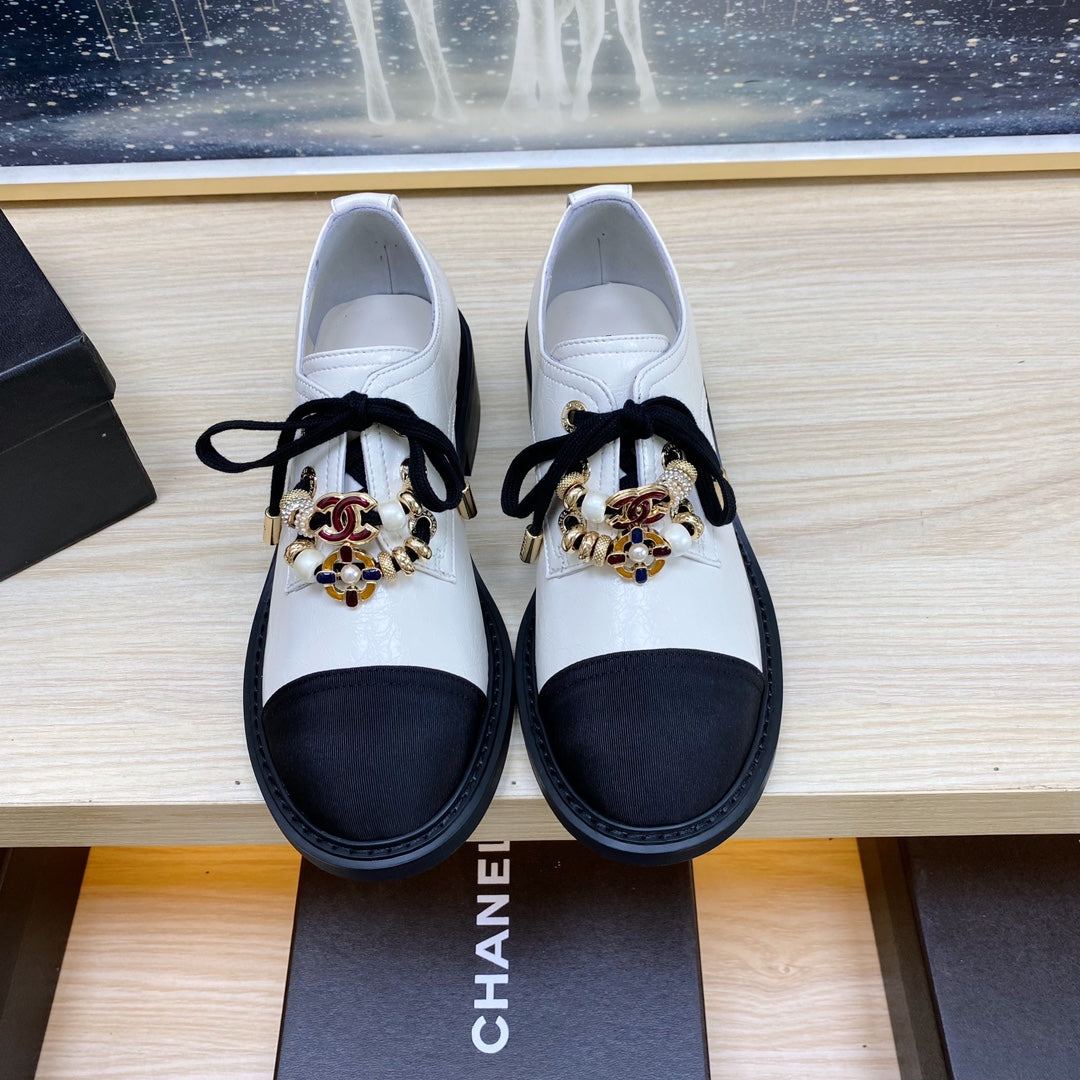 CC COMBAT OXFORD SHOES IN WHITE WRINKLED CALFSKIN AND BLACK GROSGRAIN WITH FAUX PEARL、mysite、Cacoeks